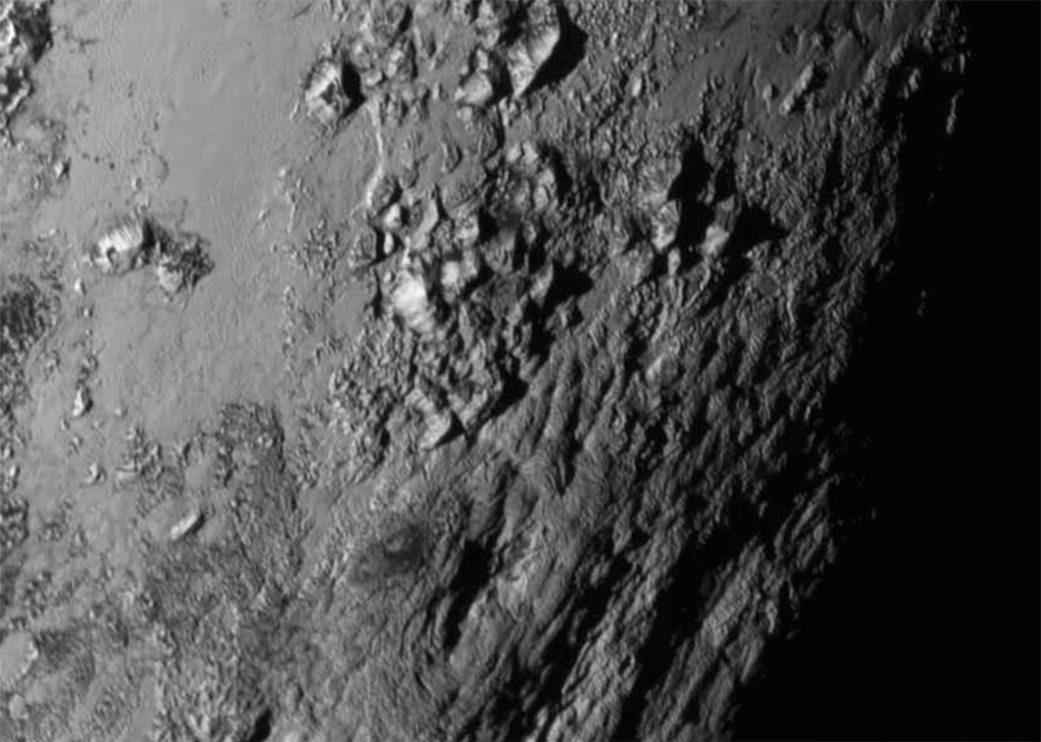 Närbilderna på Pluto avslöjar 3300 meter höga berg vid ekvatorn.