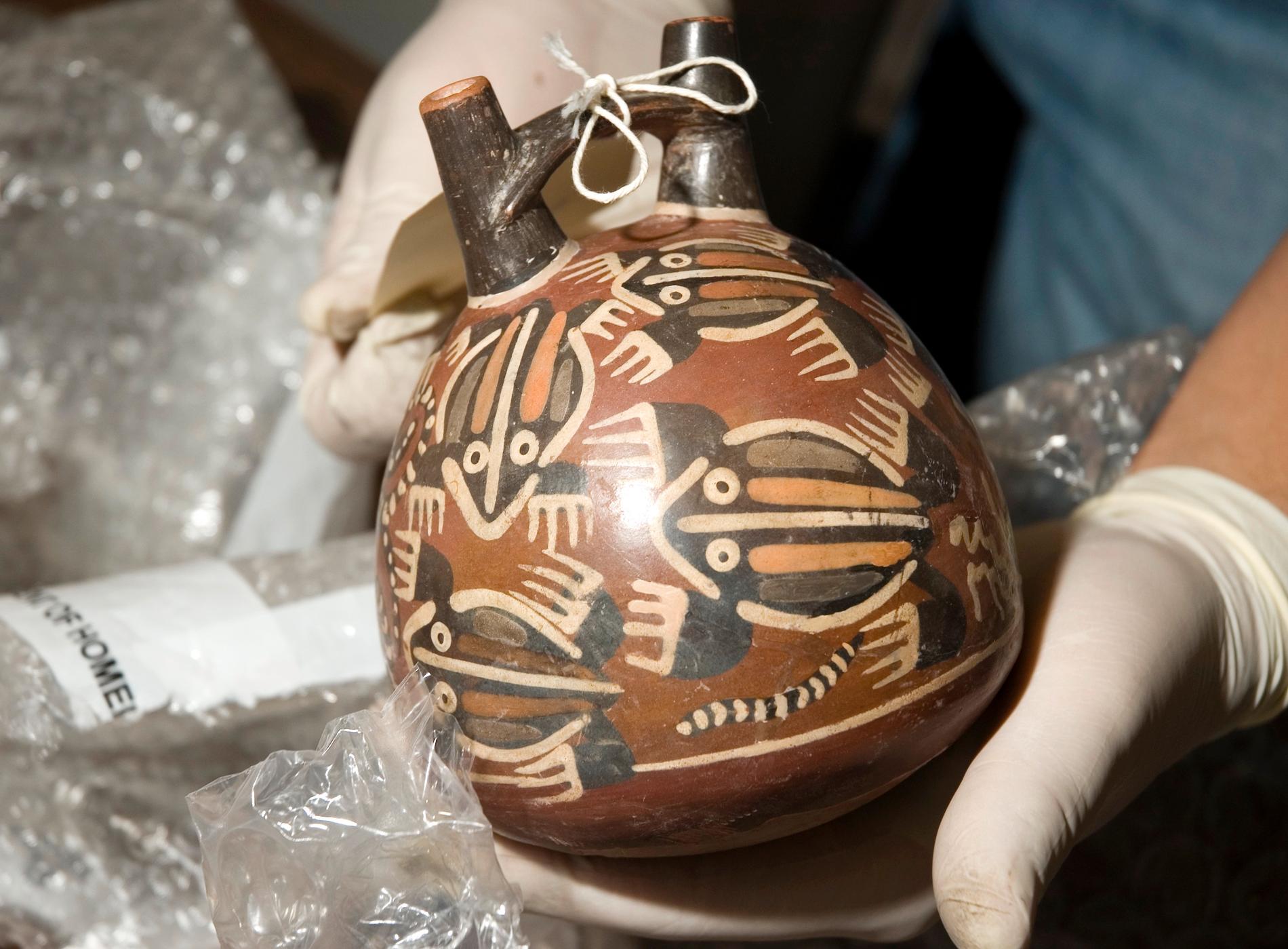 Bild på fornamerikansk vas som återlämnades till Peru 2007, utan koppling till föremålen i texten. Arkivbild.