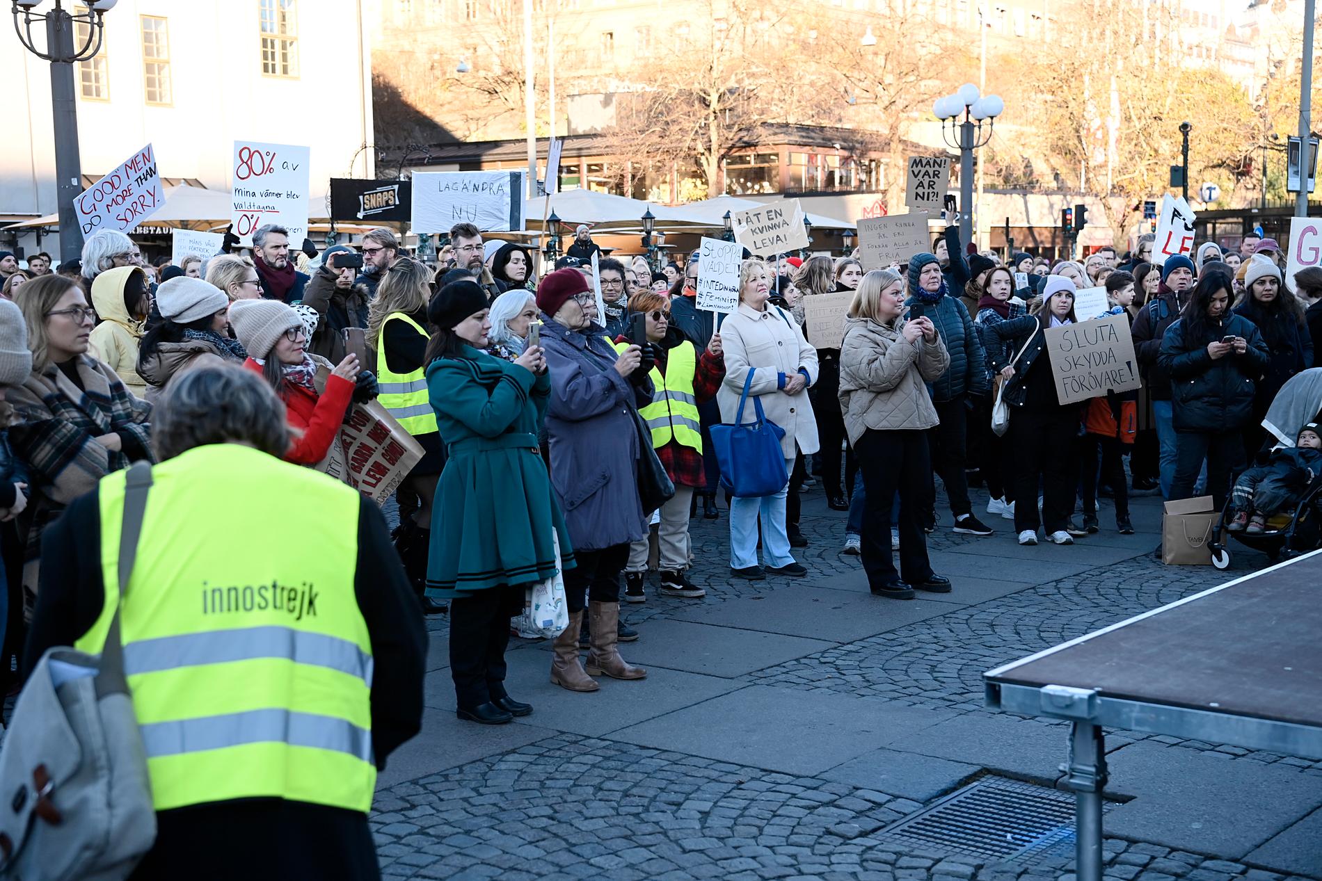 Demonstration i Stockholm mot domen mot Nytorgsmannen och mäns våld mot kvinnor. Enligt åklagaren handlade fallet om 24 våldtäkter på lika många kvinnor – men tingsrätten menade att bara sju kvalade in som våldtäkter.