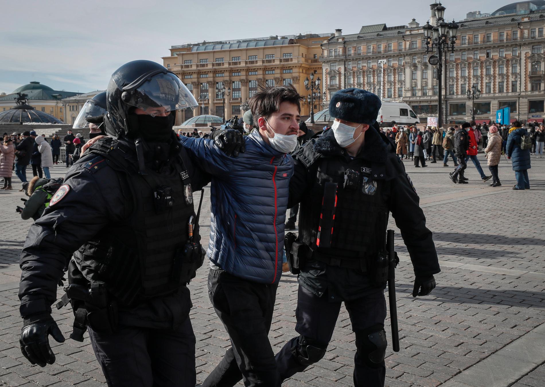 En demonstrant grips i Moskva under protester på söndagen. 