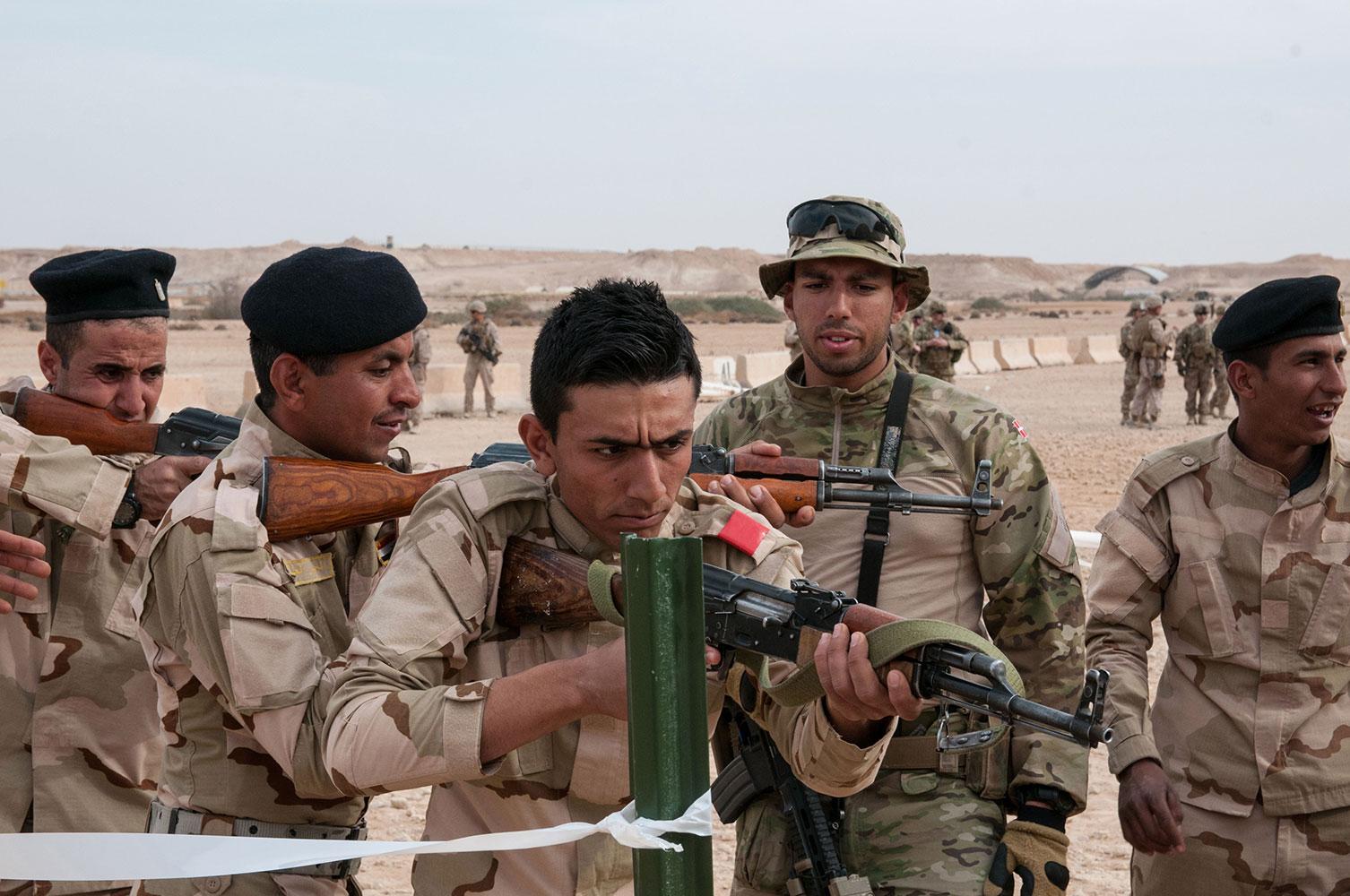 Irakiska soldater utbildas av en dansk instruktör.