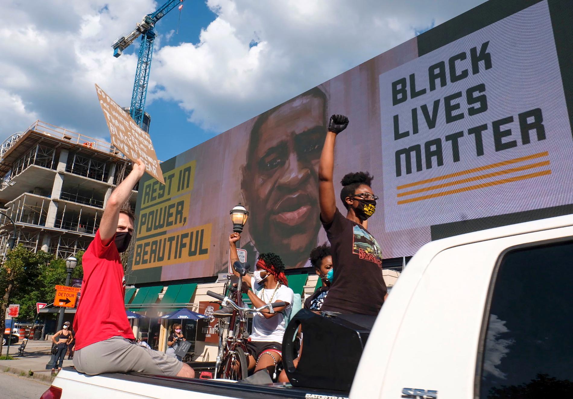 Protester mot polisen i Atlanta under lördagen, efter det att en svart man skjutits ihjäl i fredags.