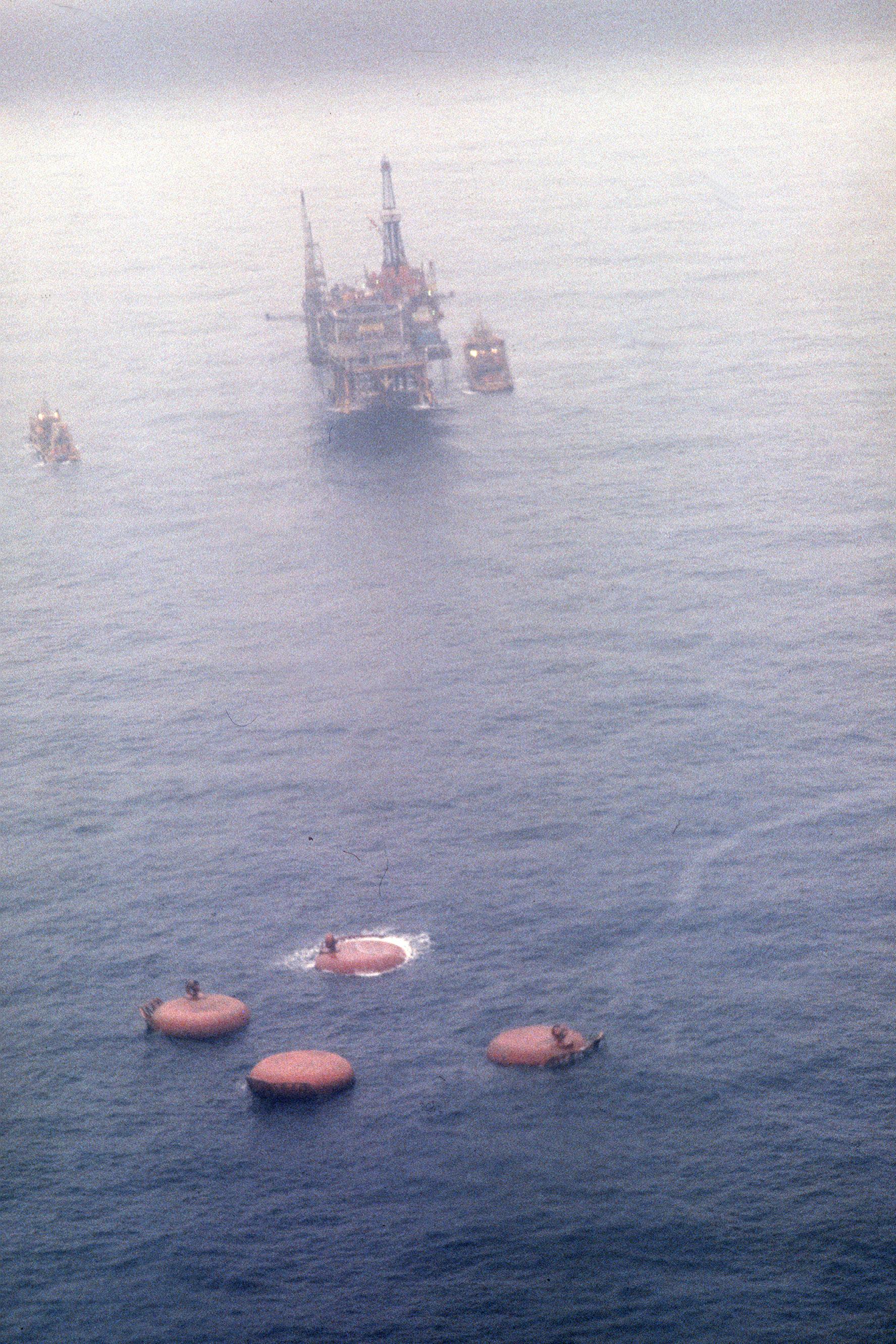 De fyra benen på oljeplattformen Alexander Kielland, som vält upp och ner, sticker upp ur vattnet efter katastrofen. 