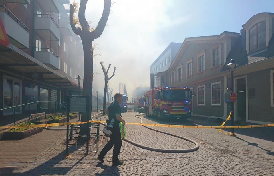 Våldsam brand i centrala Ronneby. En man har gripits, misstänkt för grov mordbrand.