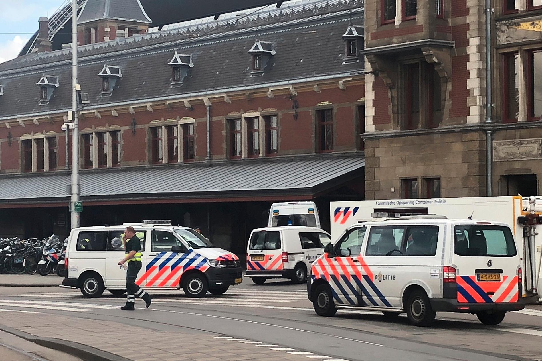 Nederländsk polis vid centralstationen i Amsterdam där två personer knivskars på fredagen.