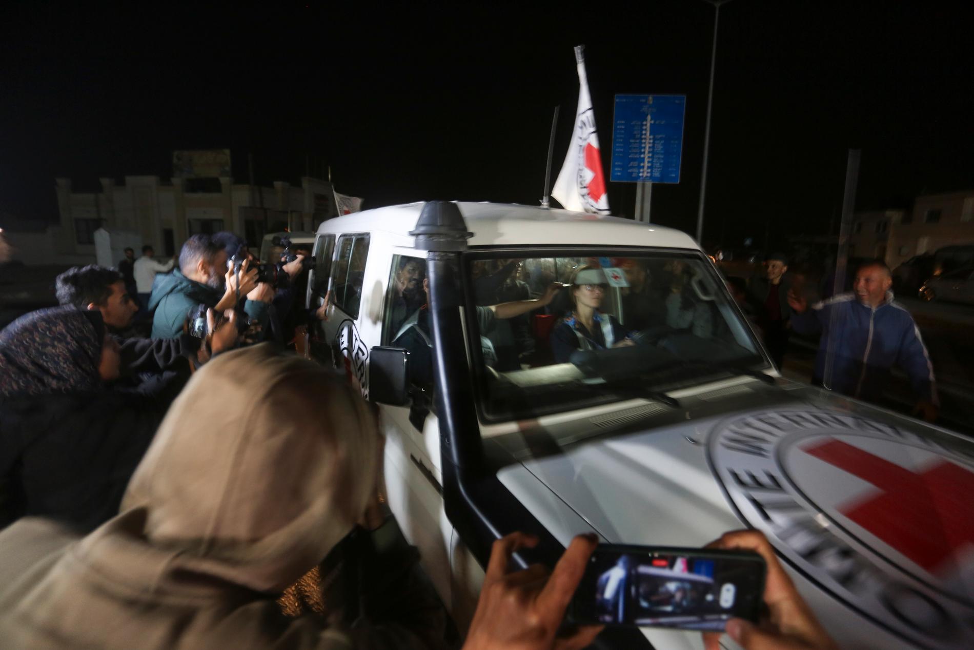 En konvoj från Röda Korset med israeliska gisslan beger sig till Egypten från Gazaremsan.