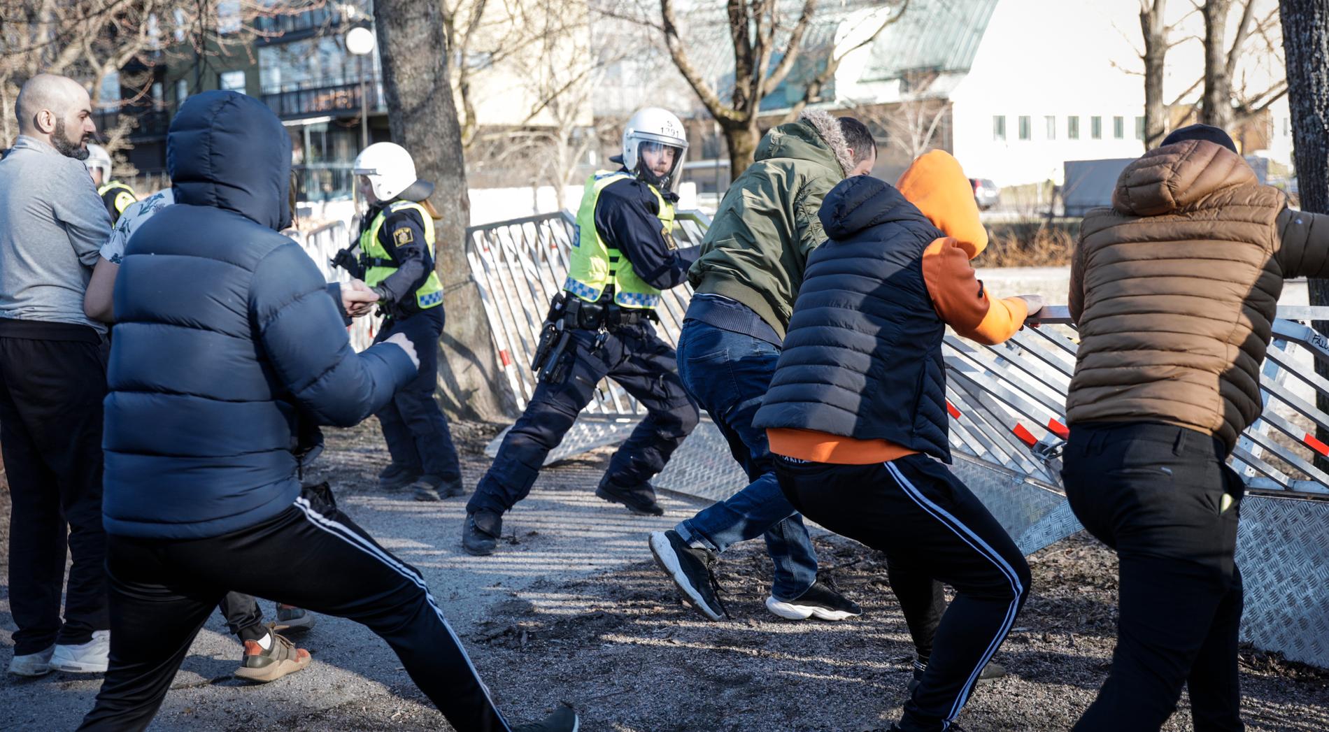 En grupp motdemonstranter försöker ta sig förbi polisens avspärrningar i Sveaparken i Örebro. Enligt polisen lyckades man riva kravallstaketen. 