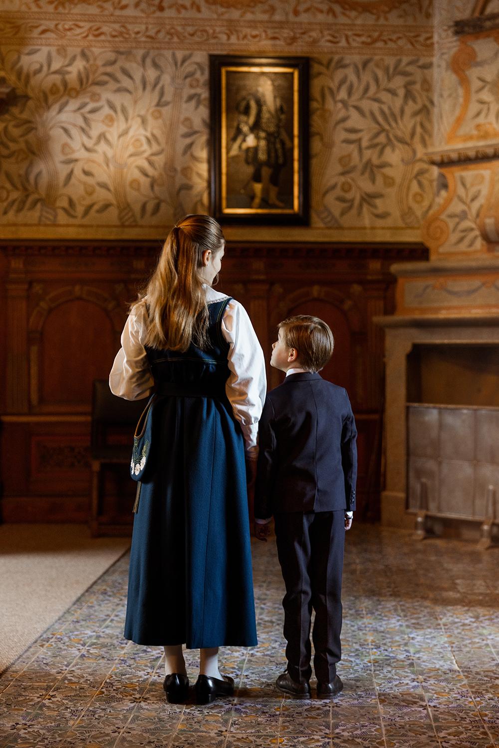 Prinsessan Estelle och prins Oscar står framför ett porträtt av Gustav Eriksson Vasa.