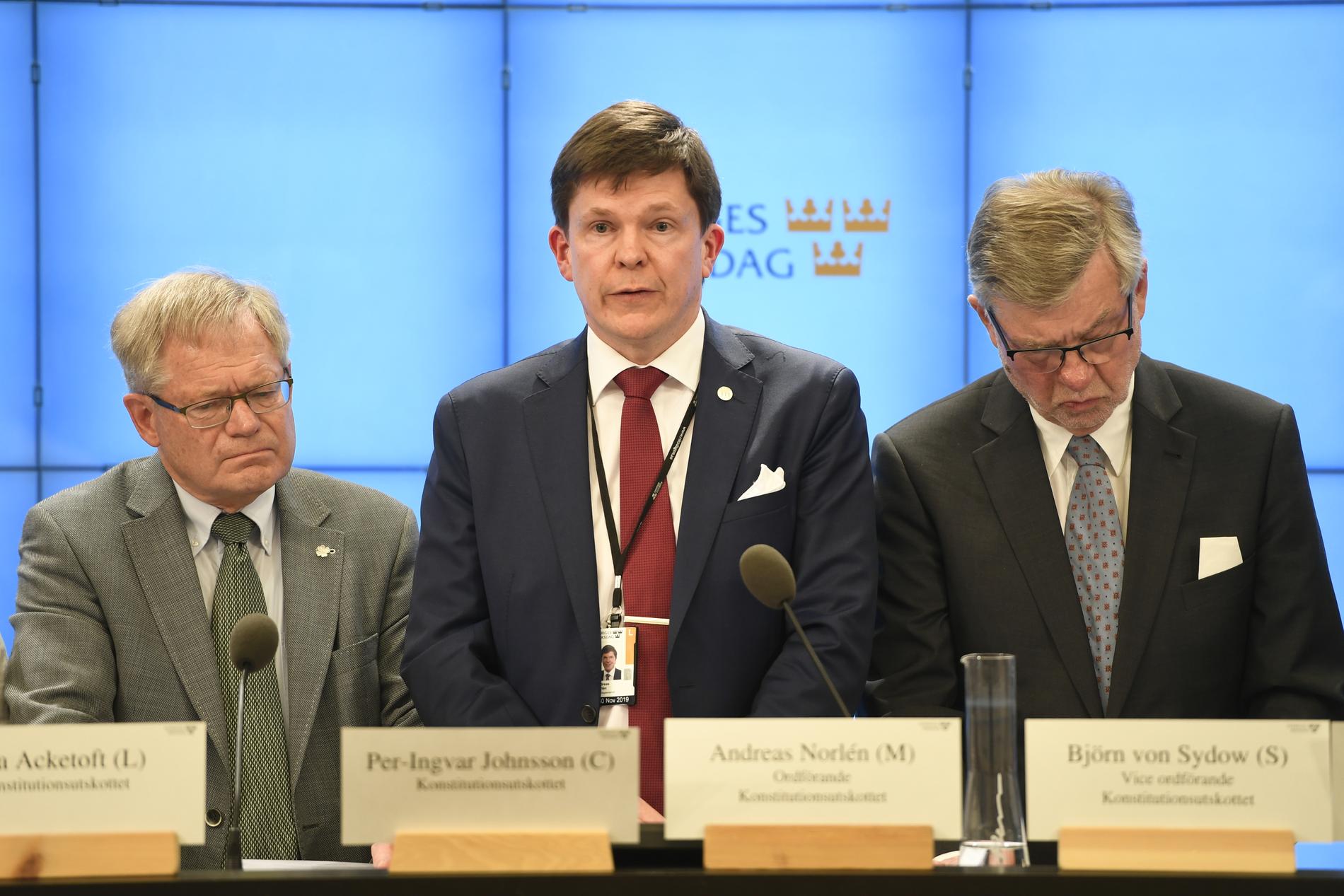  Per-Ingvar Johnsson (C),  Andreas Norlén (M) och Björn von Sydow (S) vid en pressträff. 