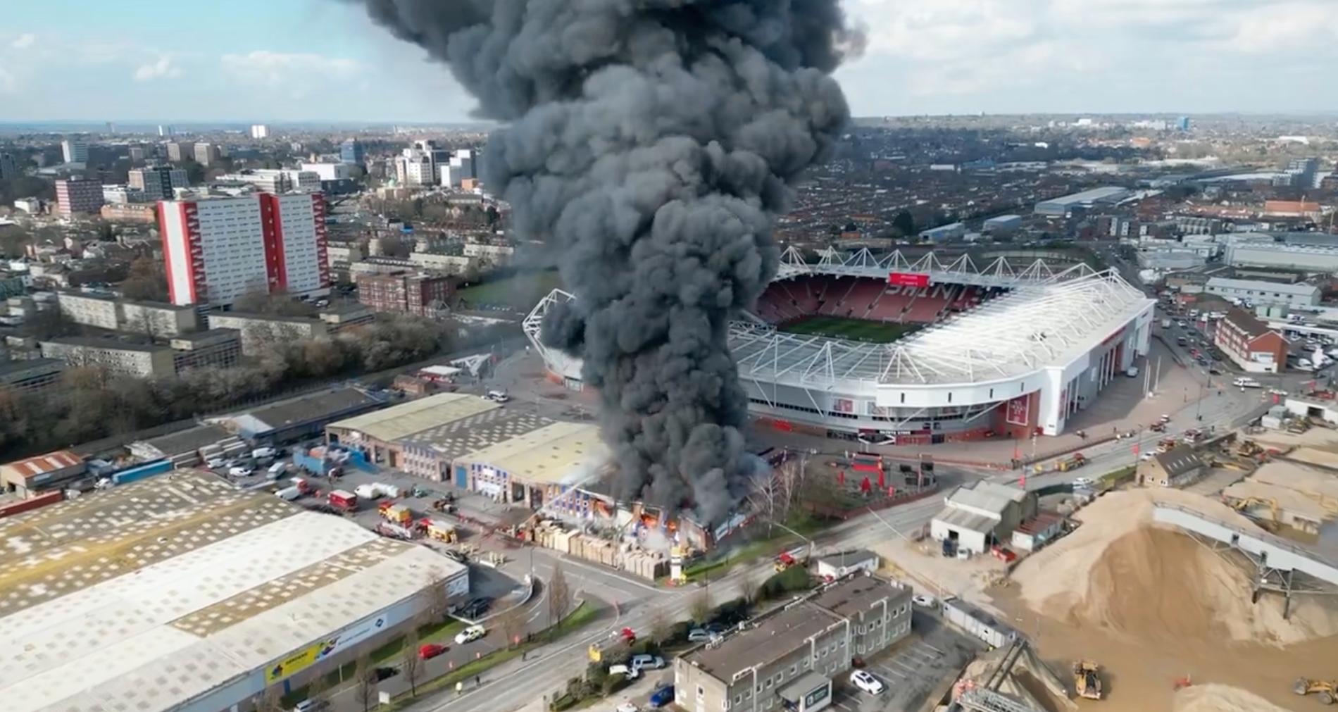 Branden intill St Mary’s Stadium i Southampton.