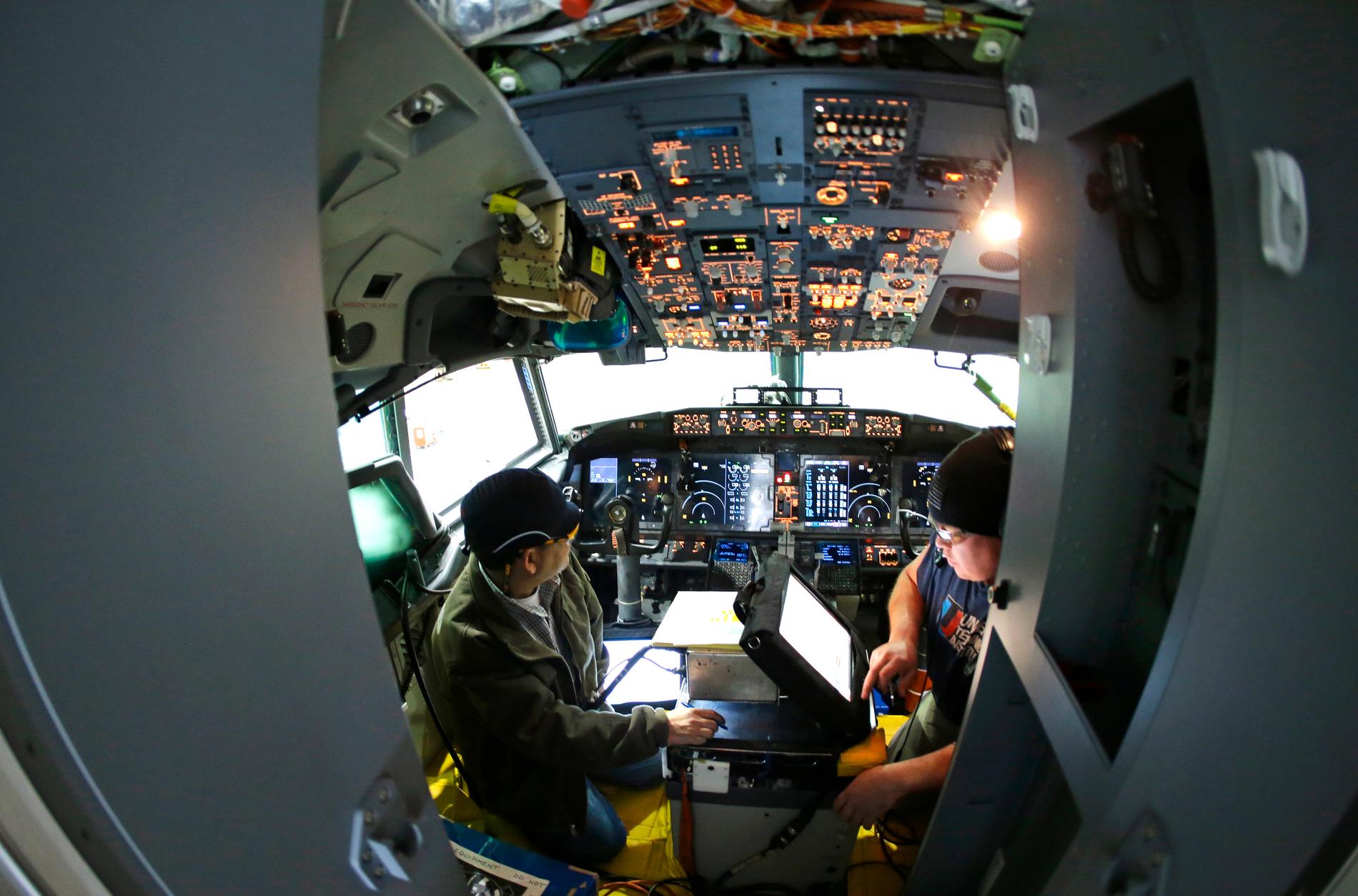 Arbetare i cockpiten på ett Boeing 737 Max-plan.