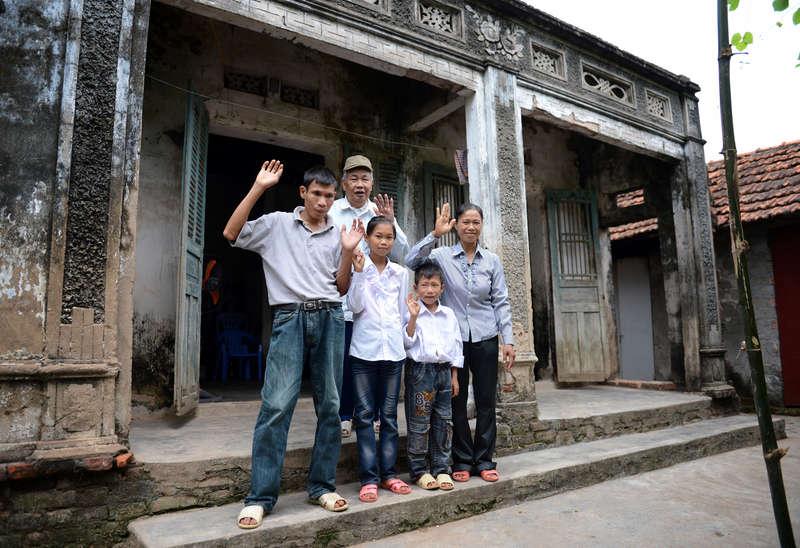Trungs familj har Linnea att tacka för pojkens liv och för att han, när han blir äldre, kan hjälpa till att försörja familjen. De lever fattigt på den vietnamesiska landsbygden.