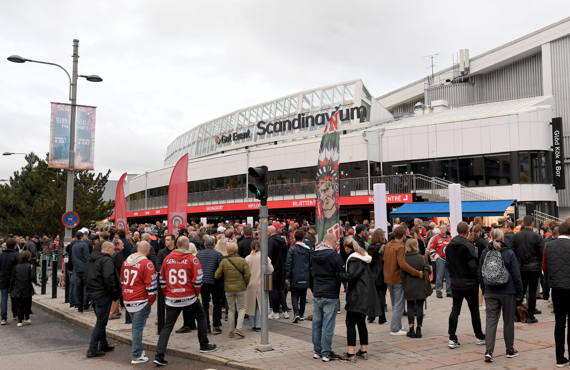 Fans anländer till en ishockeymatch på Scandinavium i Göteborg.