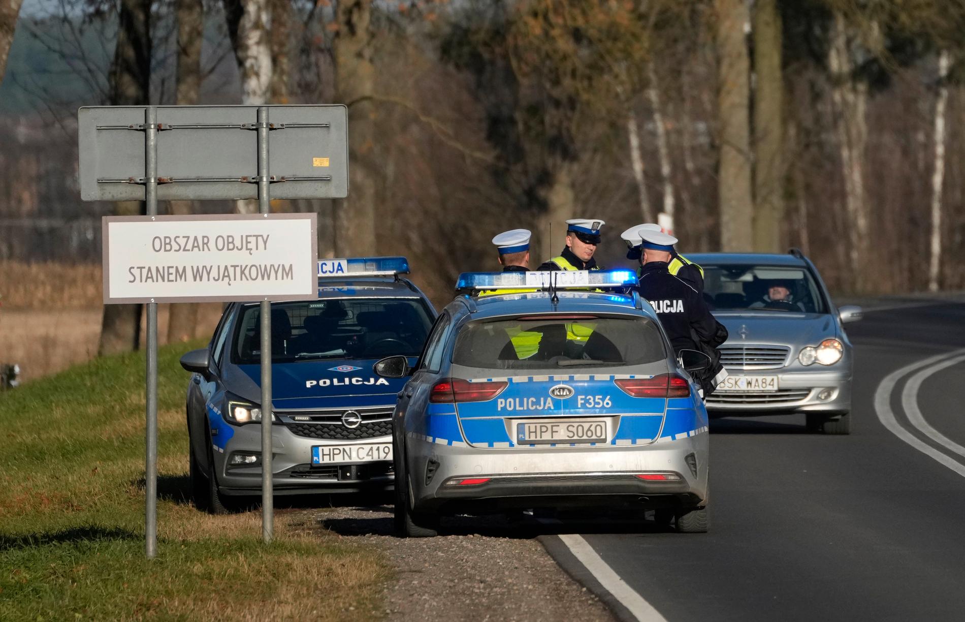Polsk polis bevakar den avspärrade zon som upprättats längs gränsen mot Belarus. Zonen gör det svårt att få tillförlitlig information kring vad som händer vid gränsen.