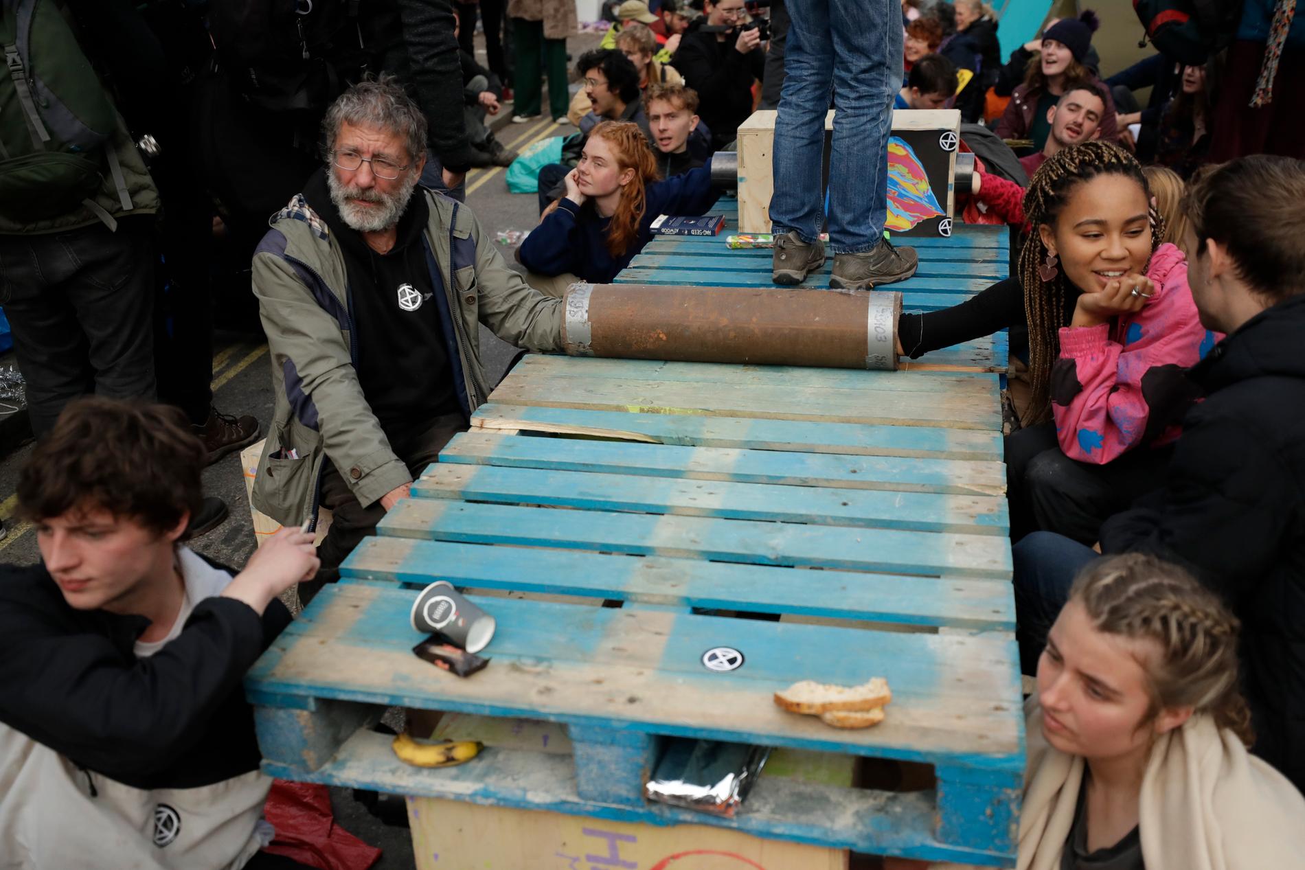 I London blockerar klimataktivister som är anhängare av Extinction Rebellion en gata genom att låsa samman sina armar med varandra. Bilden är från den 9 oktober.