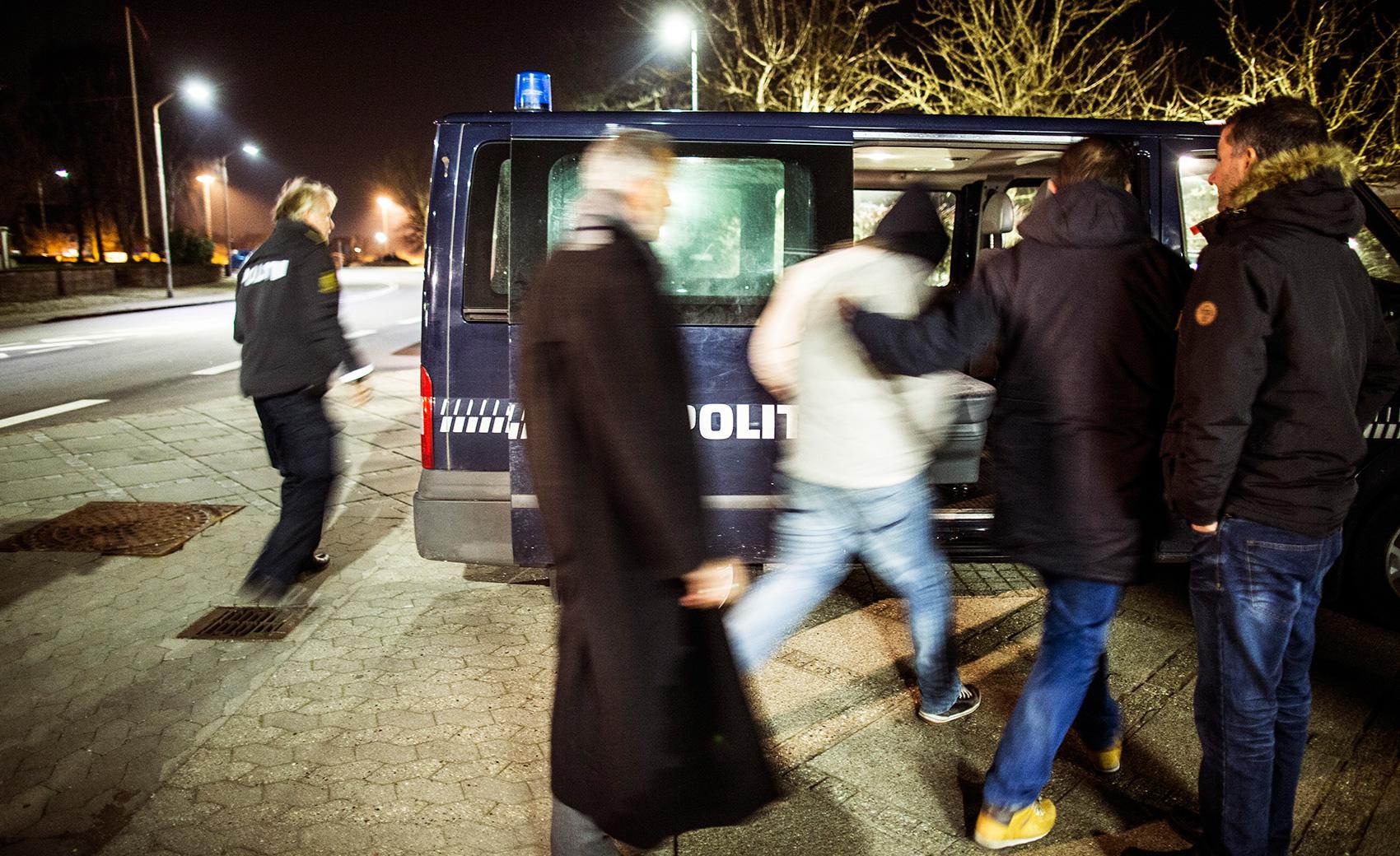 Två migranter tas med efter kontroll på ett ankommande tåg från Tyskland till Danmark.