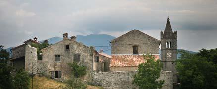 Högst uppe på berget ligger världens minsta stad, Hum i Kroatien. Den har det mesta som en stad ska ha, som stadsmur, kyrka och ett museum. Men kyrkogården har fler invånare än själva staden.