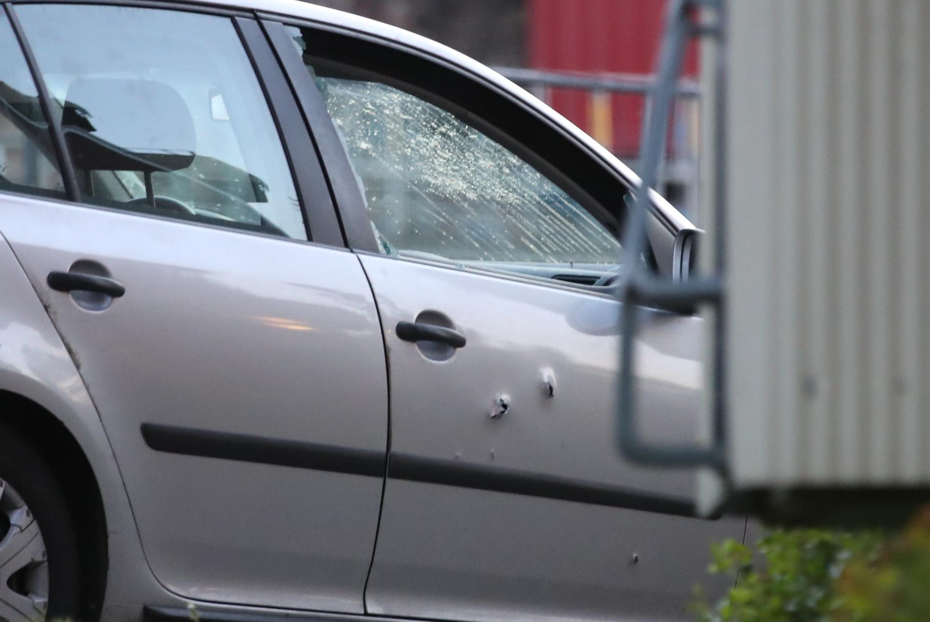 Bilen där en man sköts ihjäl i stadsdelen Guldheden i Göteborg förra våren. En av de två mordåtalade ungdomarna släpptes efter rättegången.