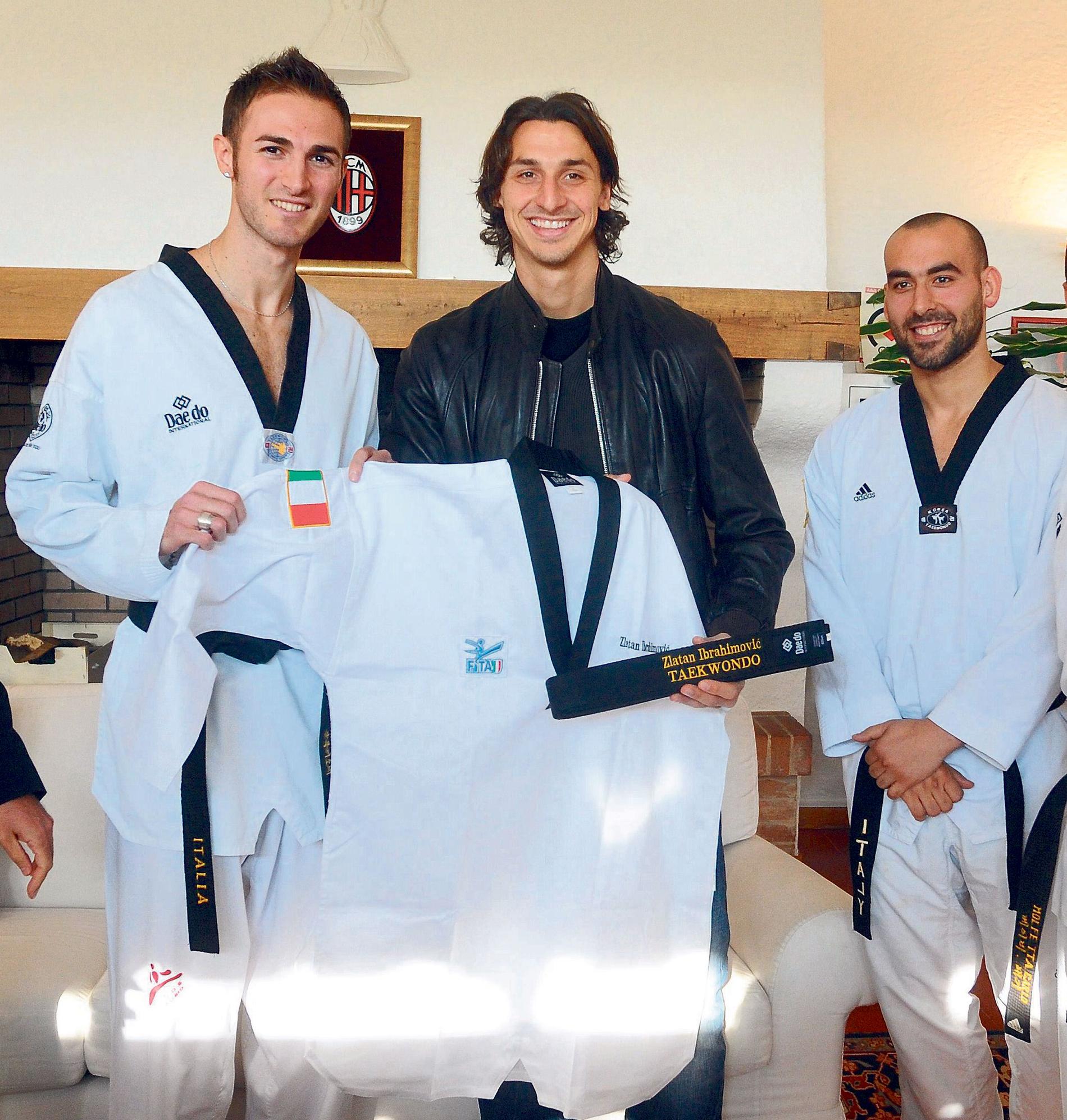 Zlatan Ibrahimovic tillsammans med Mauro Sarmiento och Leonardo Basile som tillhör Italiens landslag i taekwondo. Zlatan fick en dräkt och ett svart bälte.