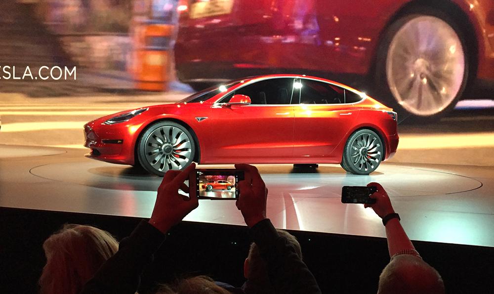 Produktionen av Tesla Model 3 hackar.