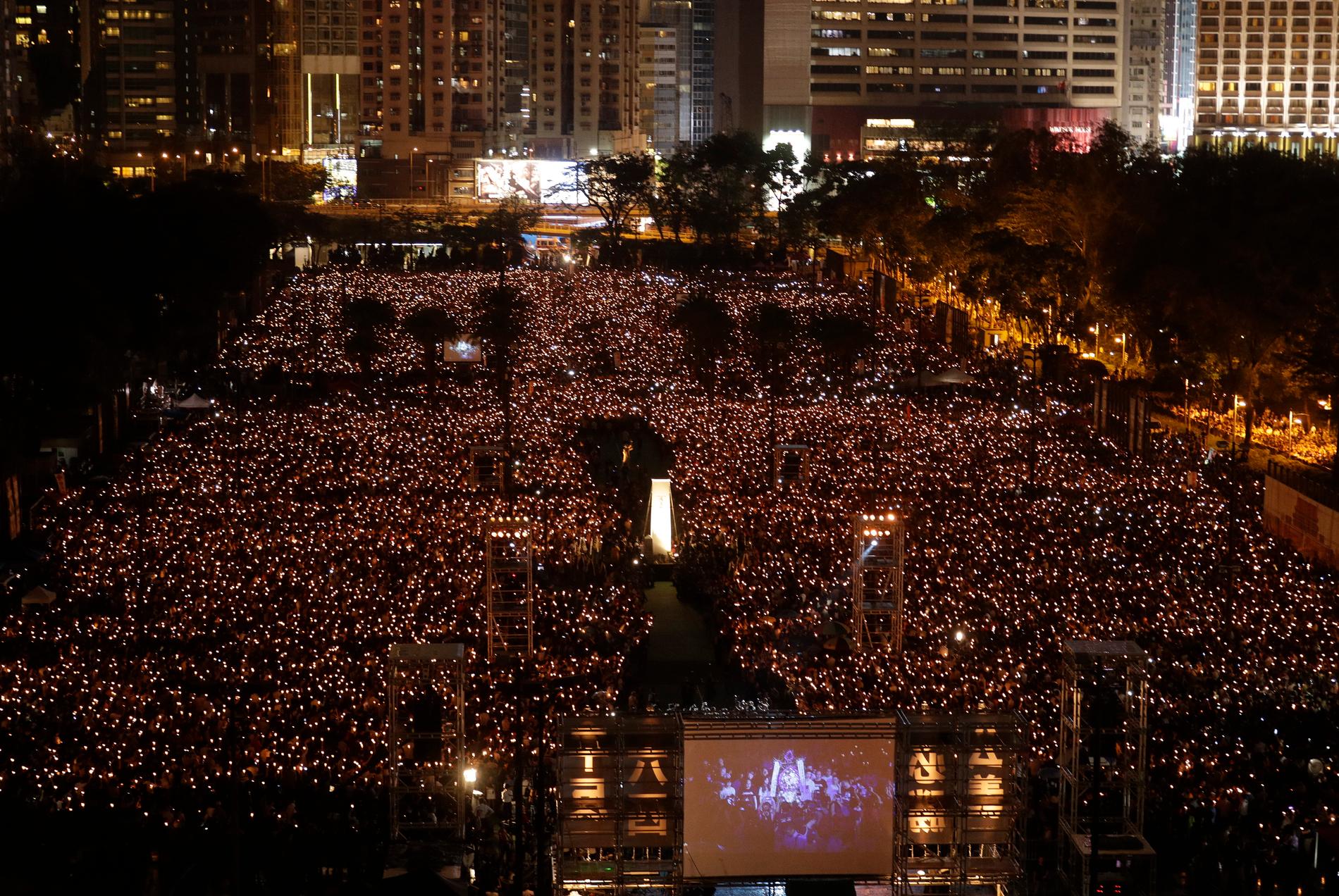 Tusentals människor samlades vid förra årets ljusvaka för offren vid Himmelska fridens torg 1989.