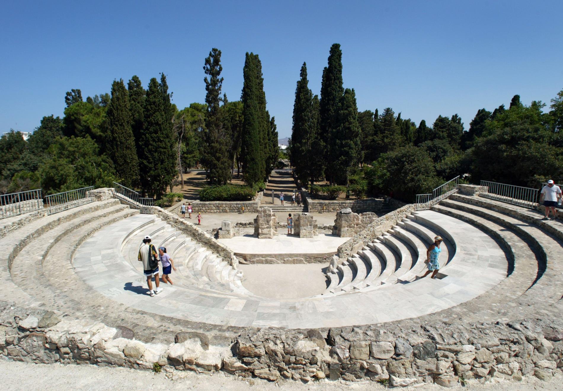 Arkivbild. En afmiteater är en rund konstruktion med scenplats i mitten. Som den här på Kos, Grekland