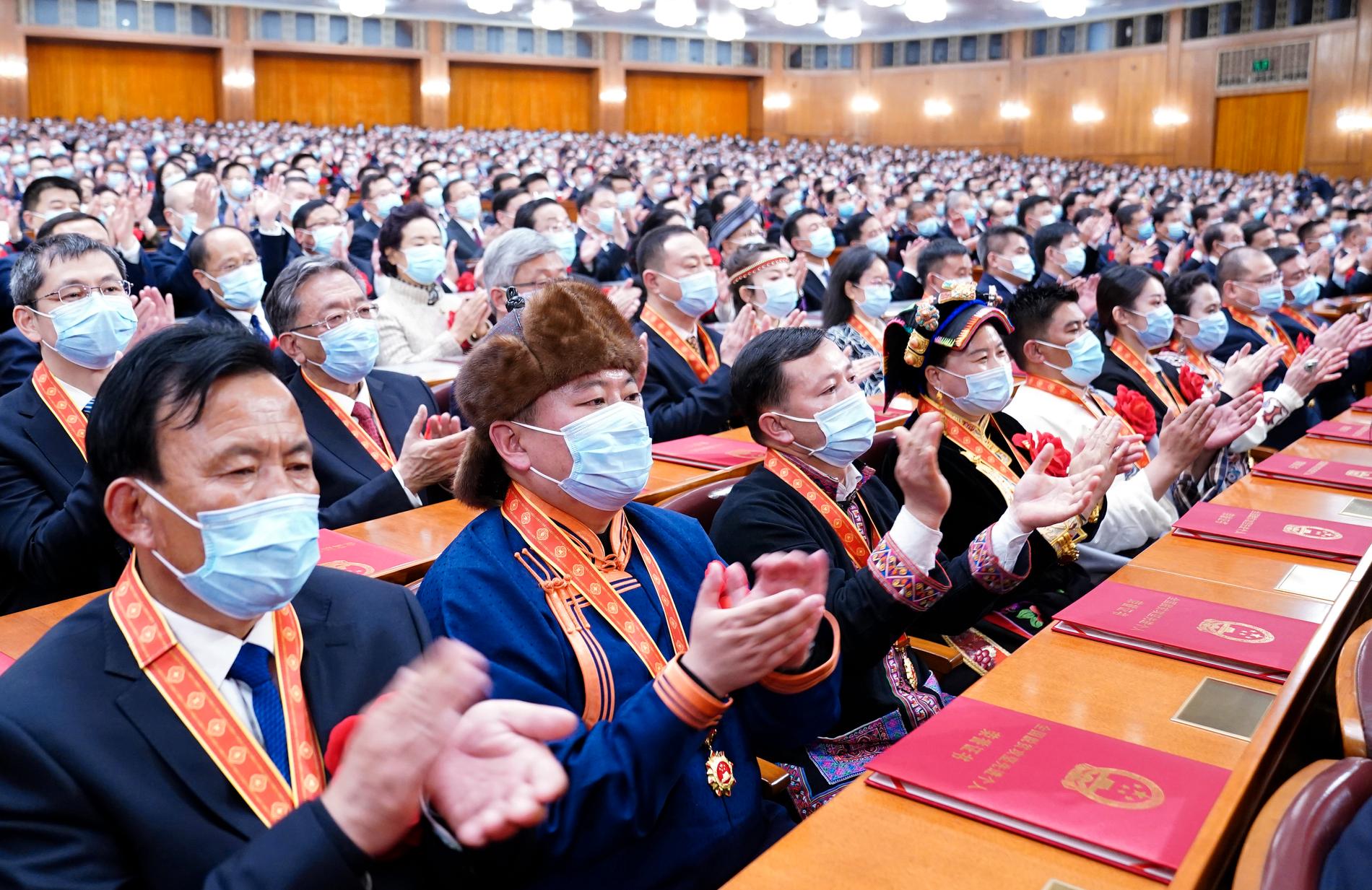 Partimedlemmar applåderar kampen mot fattigdom i Kina.