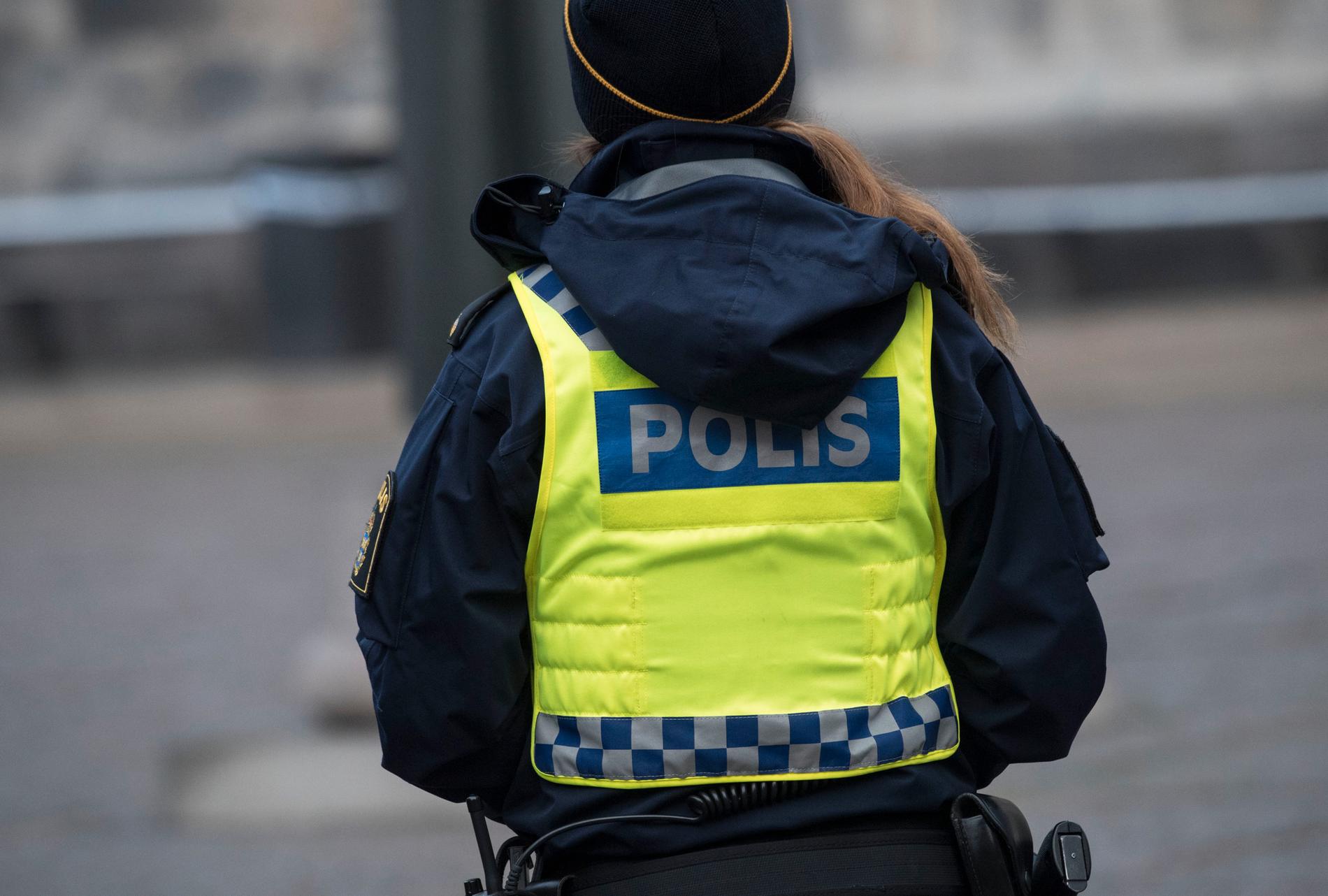 Polisen söker efter en man som begått sexuella ofredanden i Högsbo.