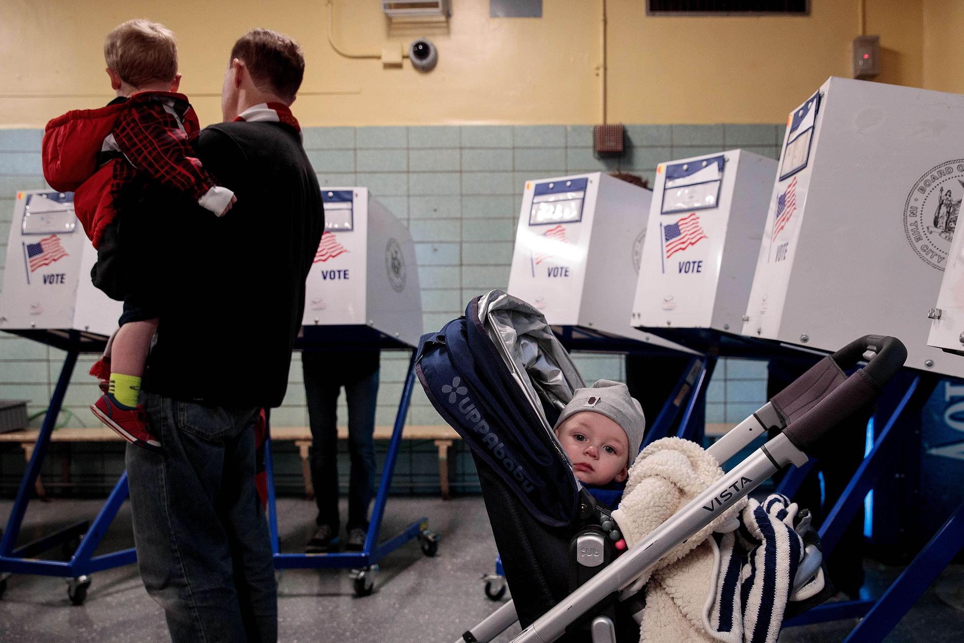 Folk röstar i en vallokal på en skola i New York.