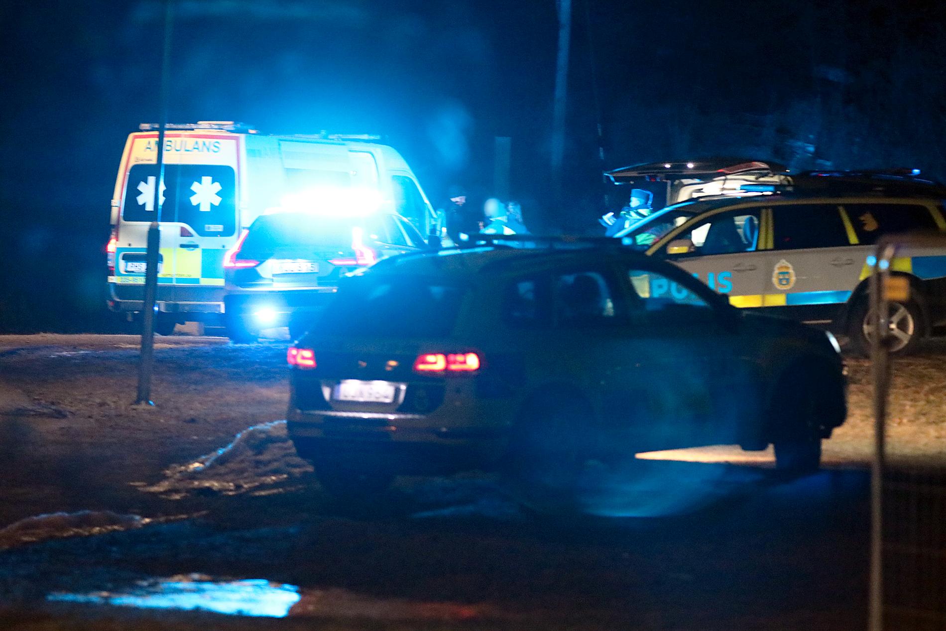 Två personer hittades skjutna i Upplands-Bro.