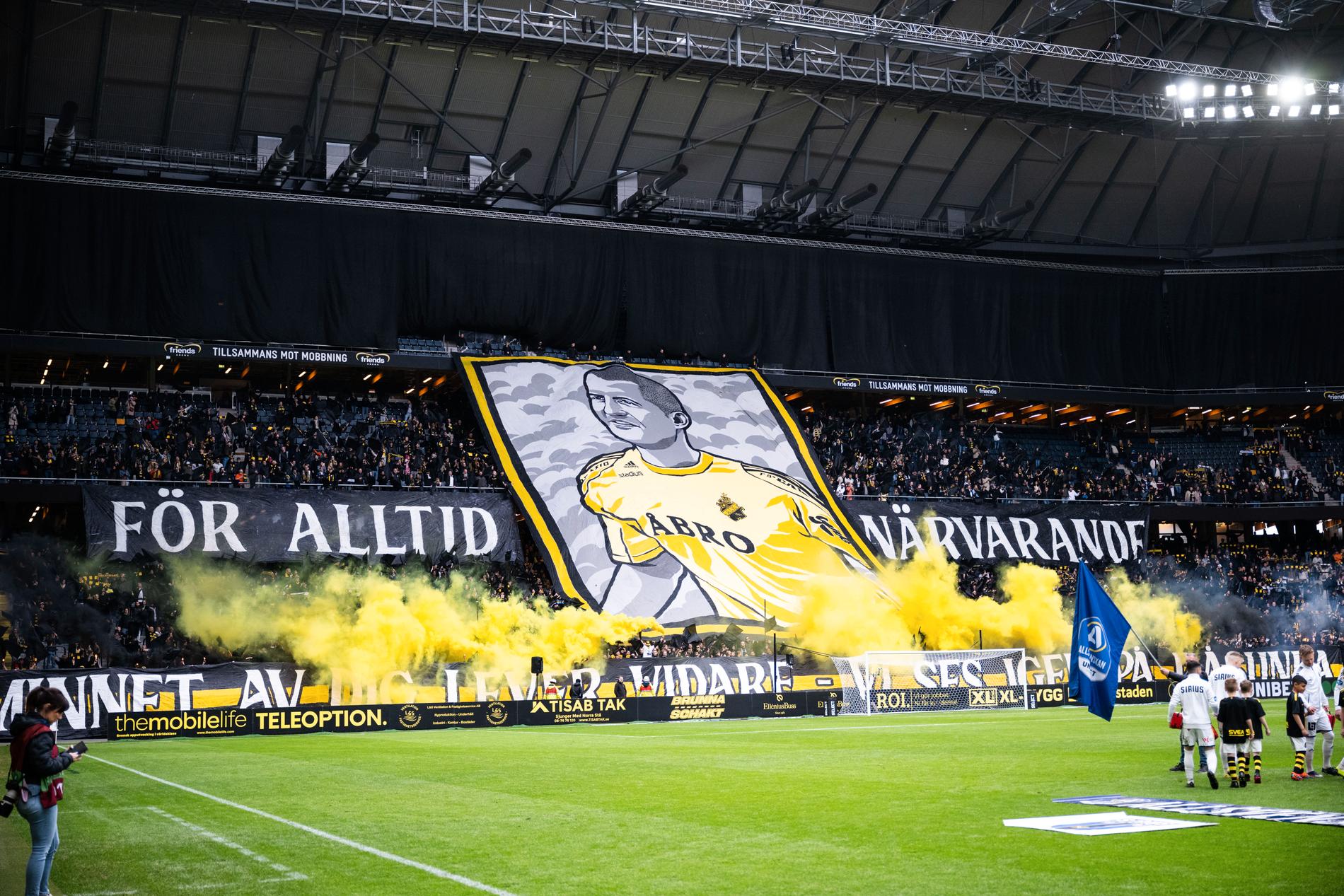 Ivan Turina gick bort för 10 år sedan. Inför matchen mot Sirius hedrades han av AIK-fansen. 