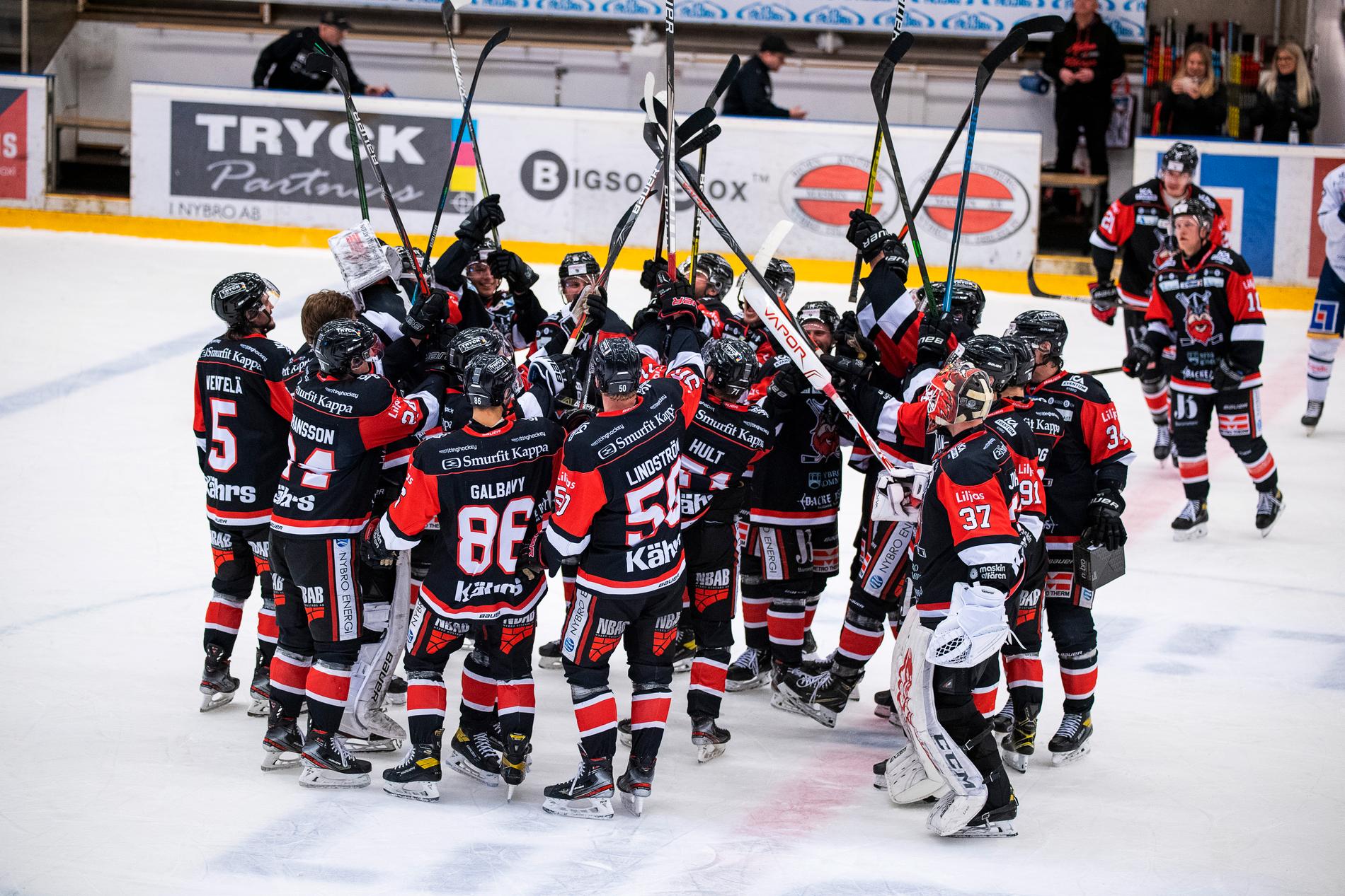 Nybros spelare jublar efter kvartsfinal två i kvalet till Hockeyallsvenskan mellan Nybro och Visby Roma.
