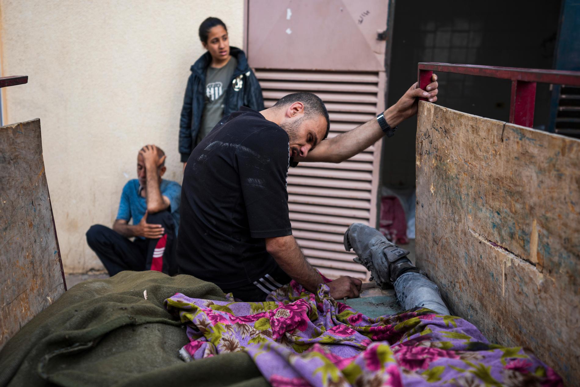 Palestinier sörjer anhöriga som dödats i israeliska attacker mot Deir al-Balah i Gaza. Bild tagen den 25 april.