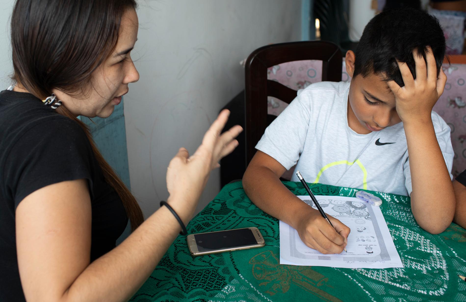 Maria Figueroa hjälper sin son Sebastian med hemläxan i Caracas, Venezuela, ett av många länder vars skolor hållits stängda. Bilden från i början av maj.
