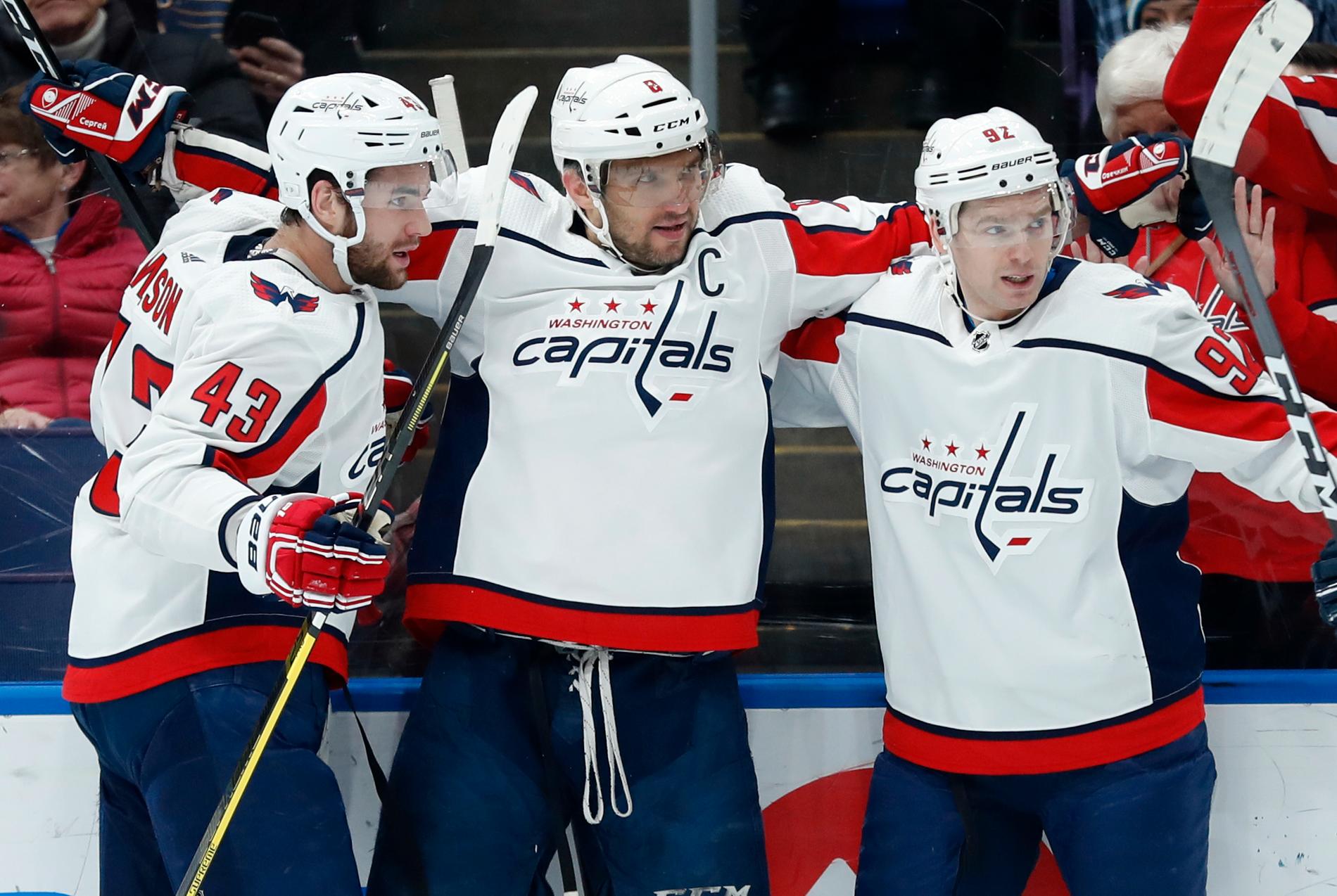 Washington Capitals Alexander Ovetjkin, mitten, och Jevgenij Kuznetsov, till höger, är uppsatta på NHL:s covid-19-lista efter att ha brutit mot ligans coronaregelverk. Arkivbild.