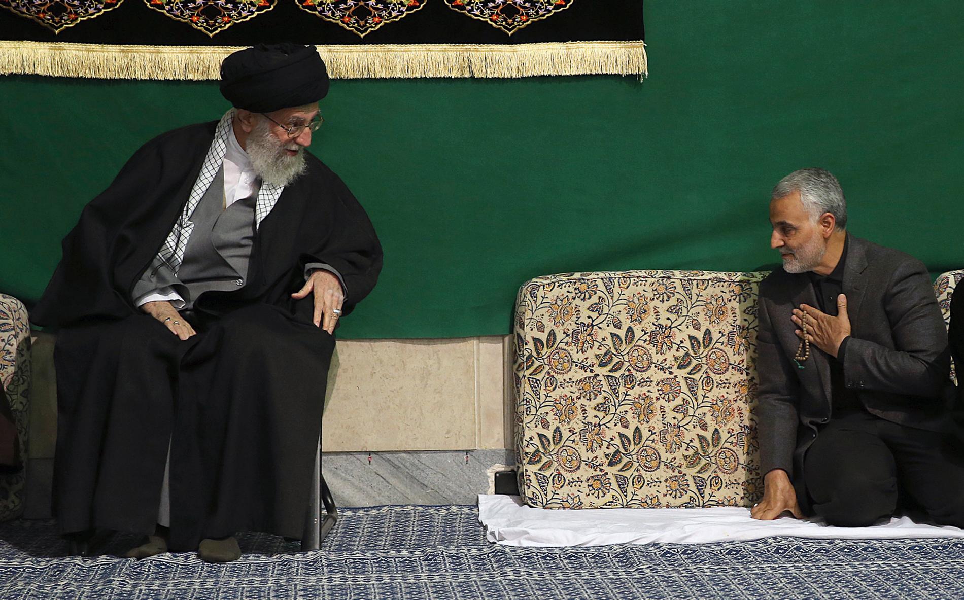 Irans ayatolla Ali Khamenei (till vänster) tillsammans med Qassem Soleimani 2015.