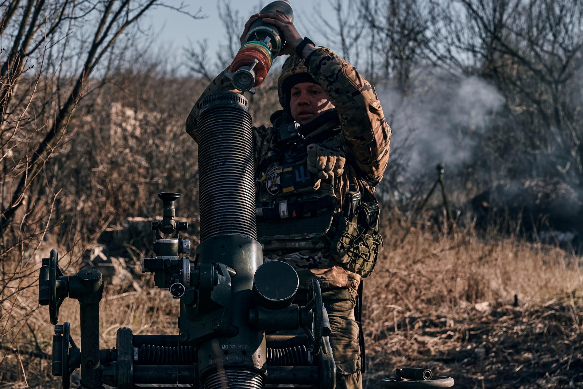 Ukrainsk soldat vid frontlinjen nära Bakhmut i Donetskregionen. 