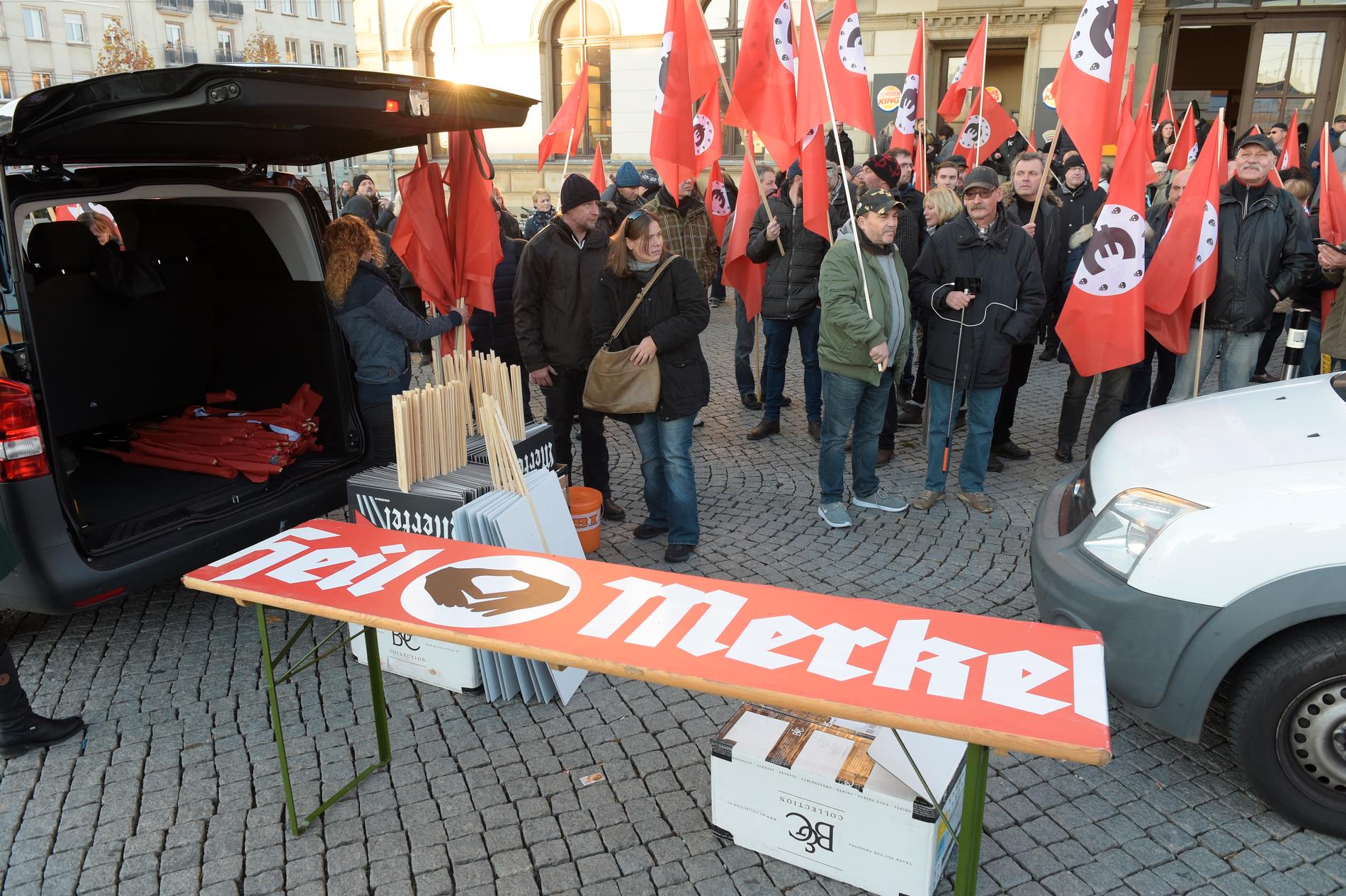 Demonstranter protesterar mot förbundskansler Angela Merkels besök i Chemnitz i östra Tyskland.