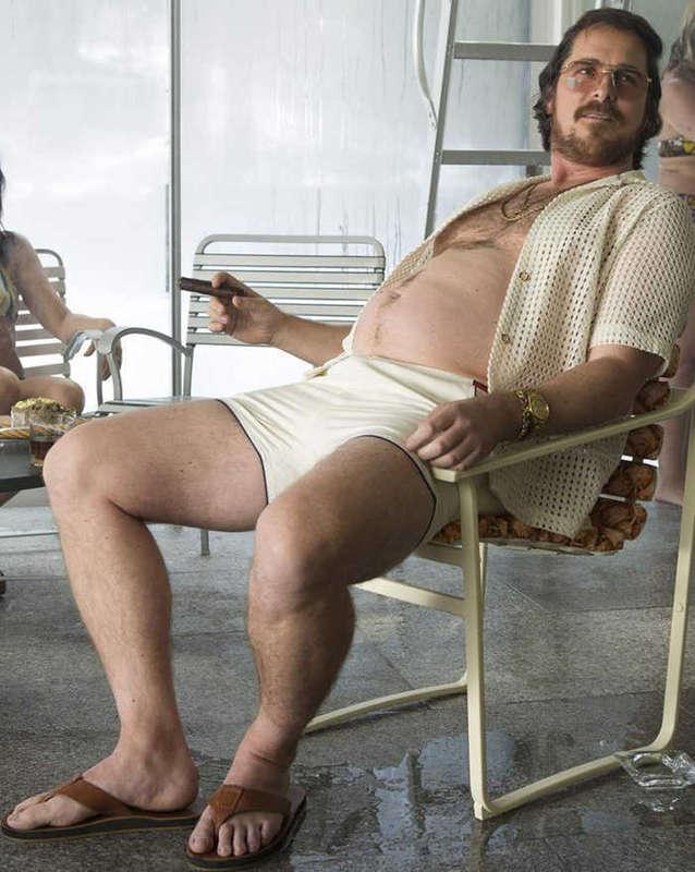 2013. Christian Bale med kraftig trivselvikt i American Hustle.