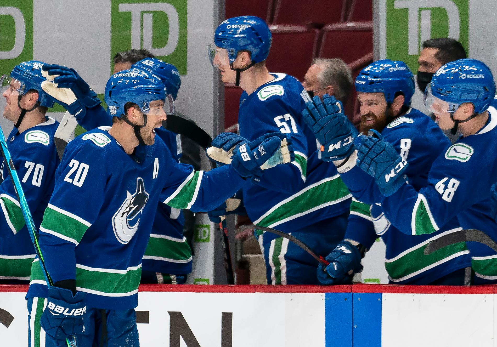Vancouvers Brandon Sutter jublar över karriärens första NHL-hattrick i mötet med Ottawa.