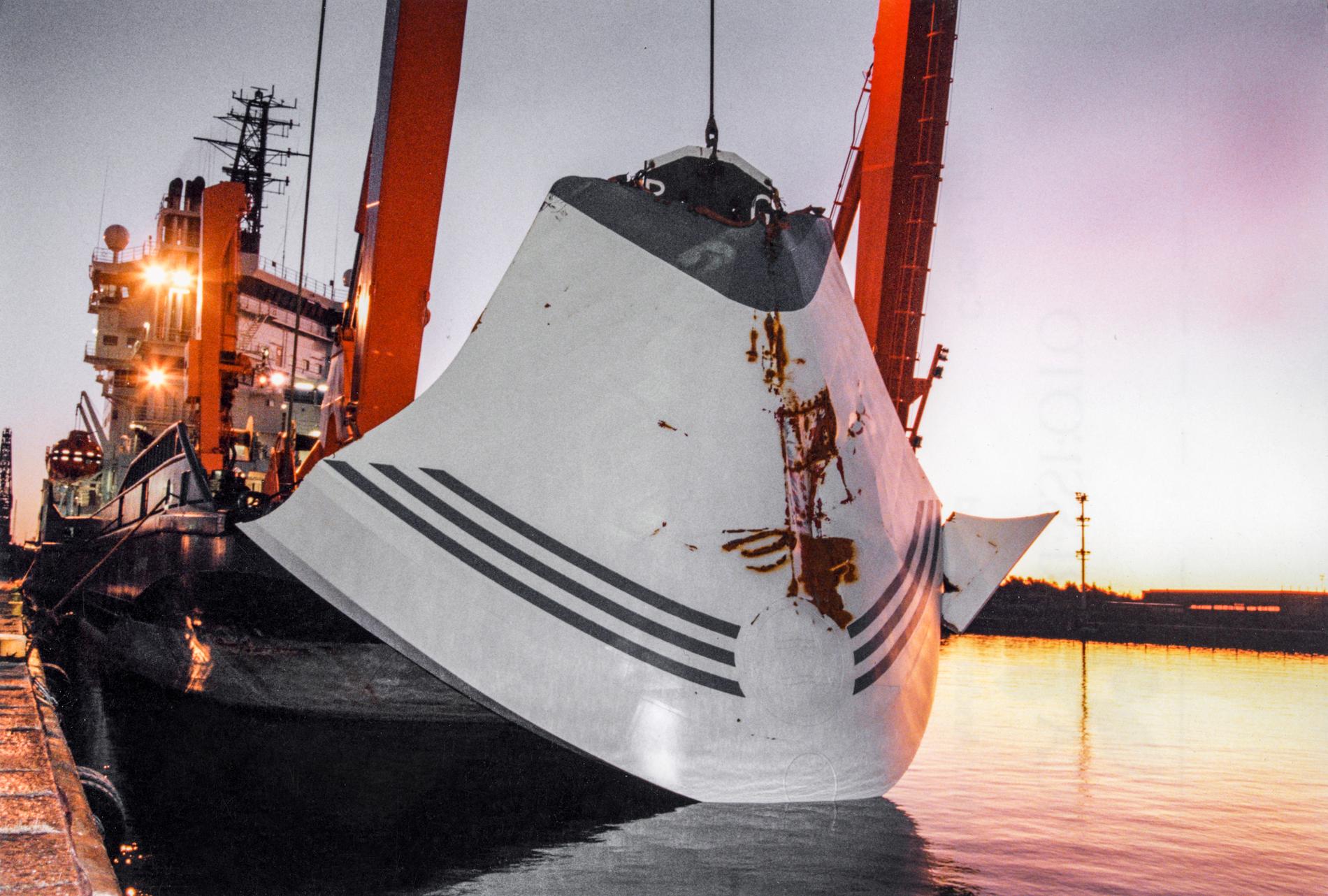 Bärgningsfartyget Ugland står intill kajen i Hangö, Finland, 19 november 1994, efter att ha bärgat M/S Estonias bogvisir.