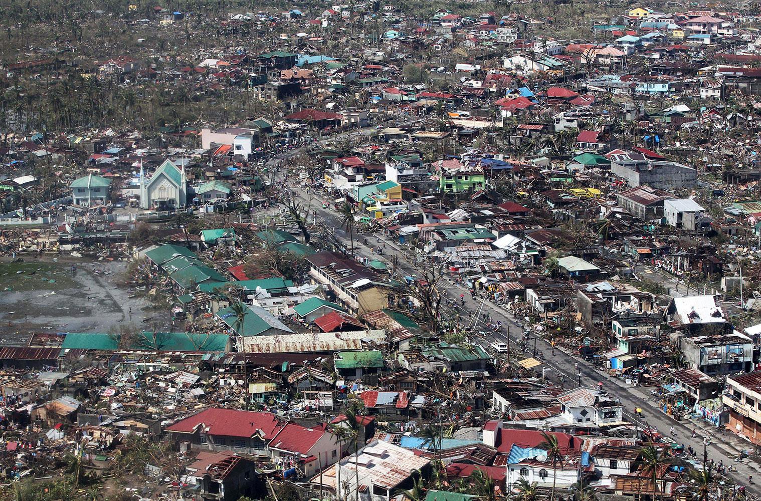 95 procent av Tacloban har förstört och 10 000 har dött enligt uppgifter.