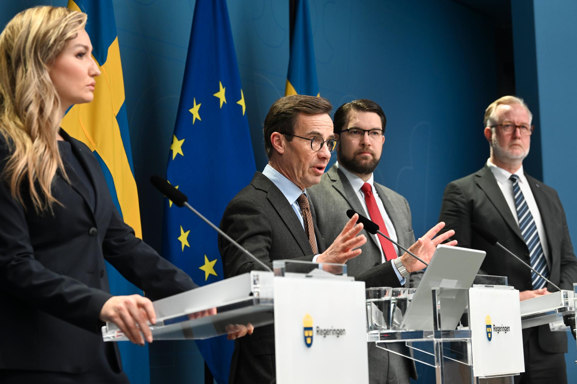 Energi- och näringsminister Ebba Busch (KD), statsminister Ulf Kristersson (M), Sverigedemokraternas partiledare Jimmie Åkesson (SD) samt arbetsmarknads- och integrationsminister Johan Pehrson (L) presenterar två nya utredningar.