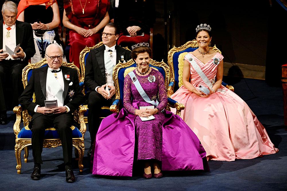Kungen, drottningen och kronprinsessan Victoria vid Nobelprisutdelningen i konserthuset 2022. 