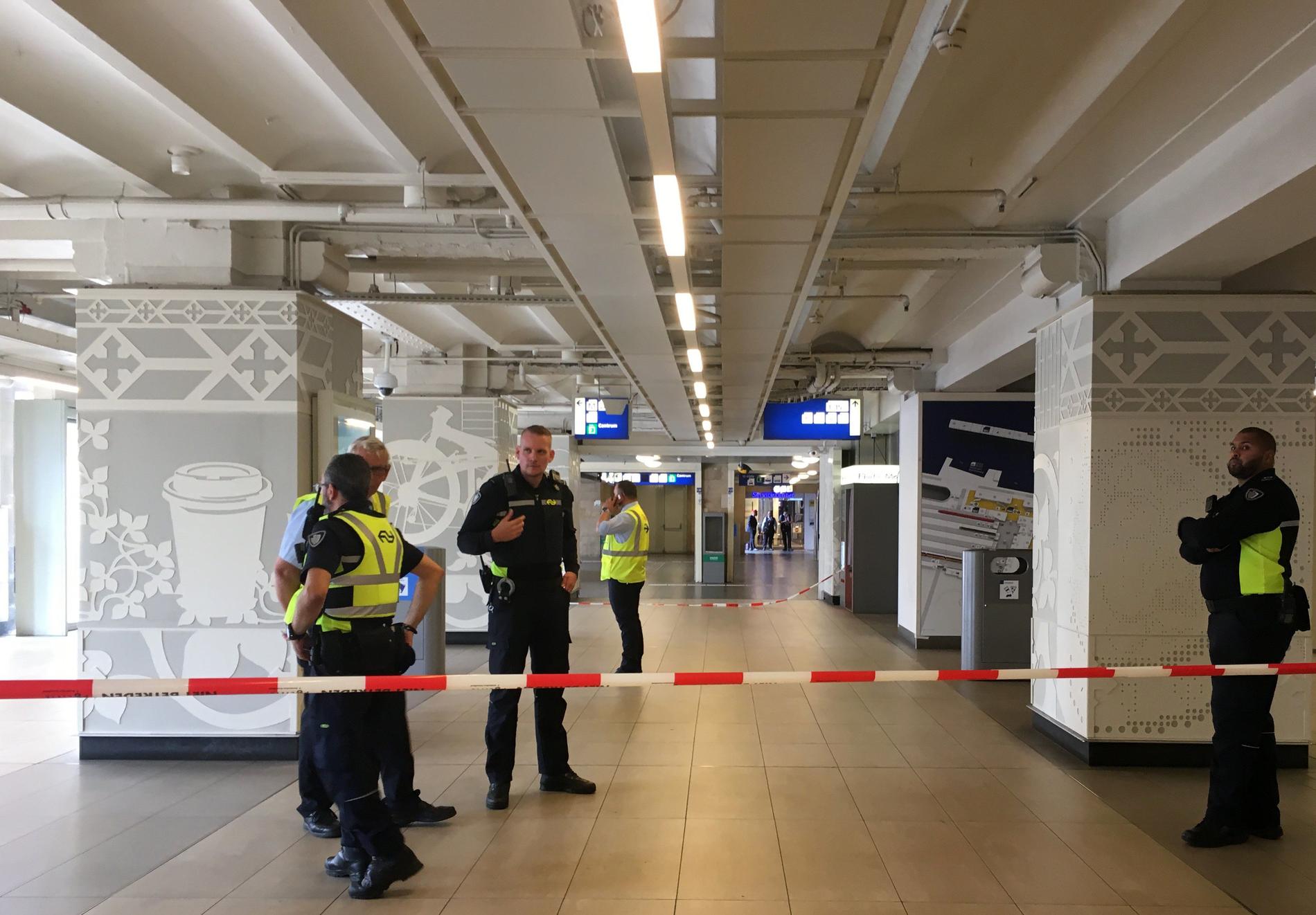 Amsterdams tågstation avspärrad efter knivattack.