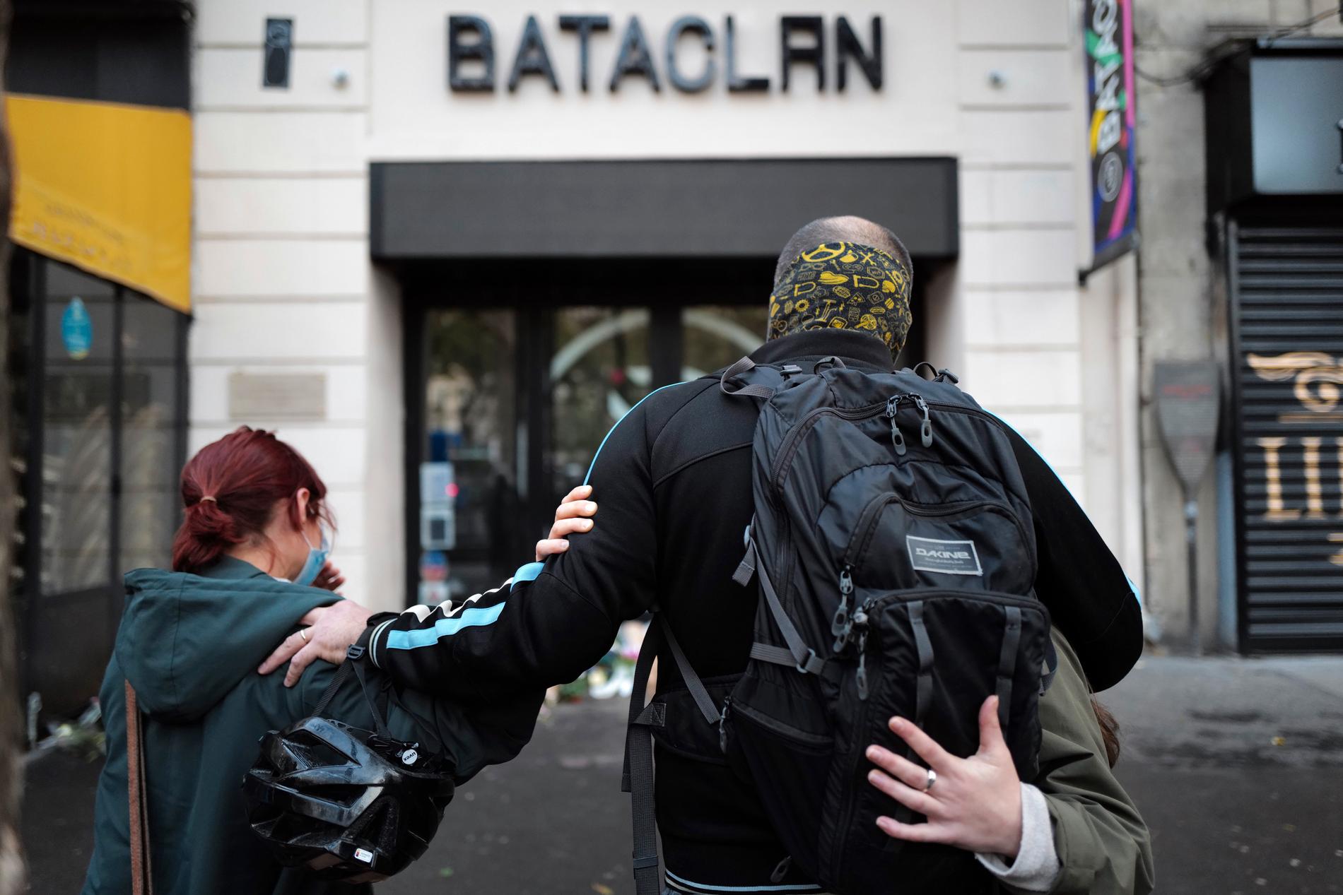 Anhöriga till offer utanför konsertlokalen Bataclan på femårsdagen av Parisdåden.