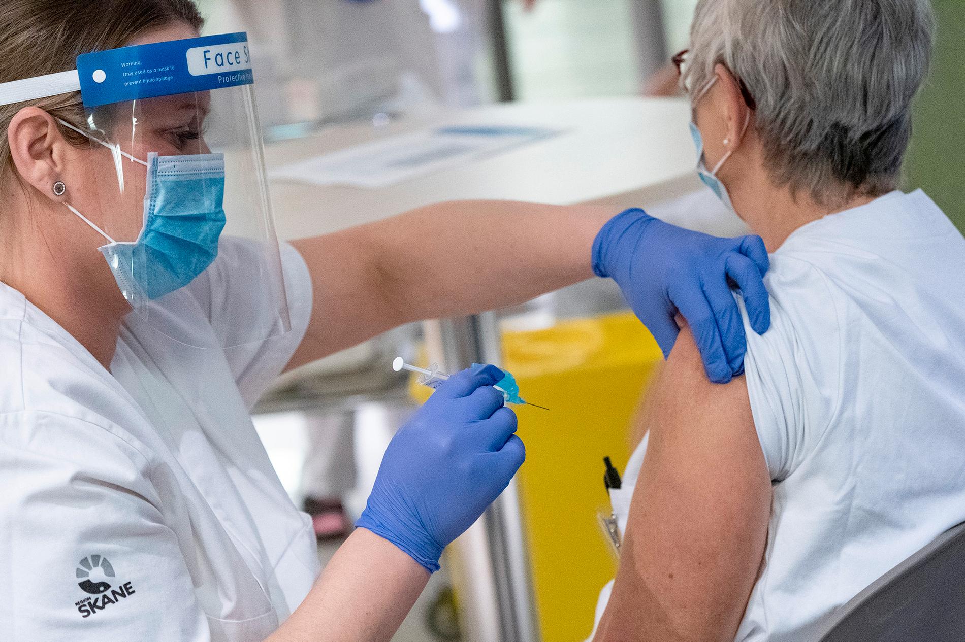 Personal på Skånes Universitetssjukhus, SUS, i Malmö vaccineras i början av 2021.