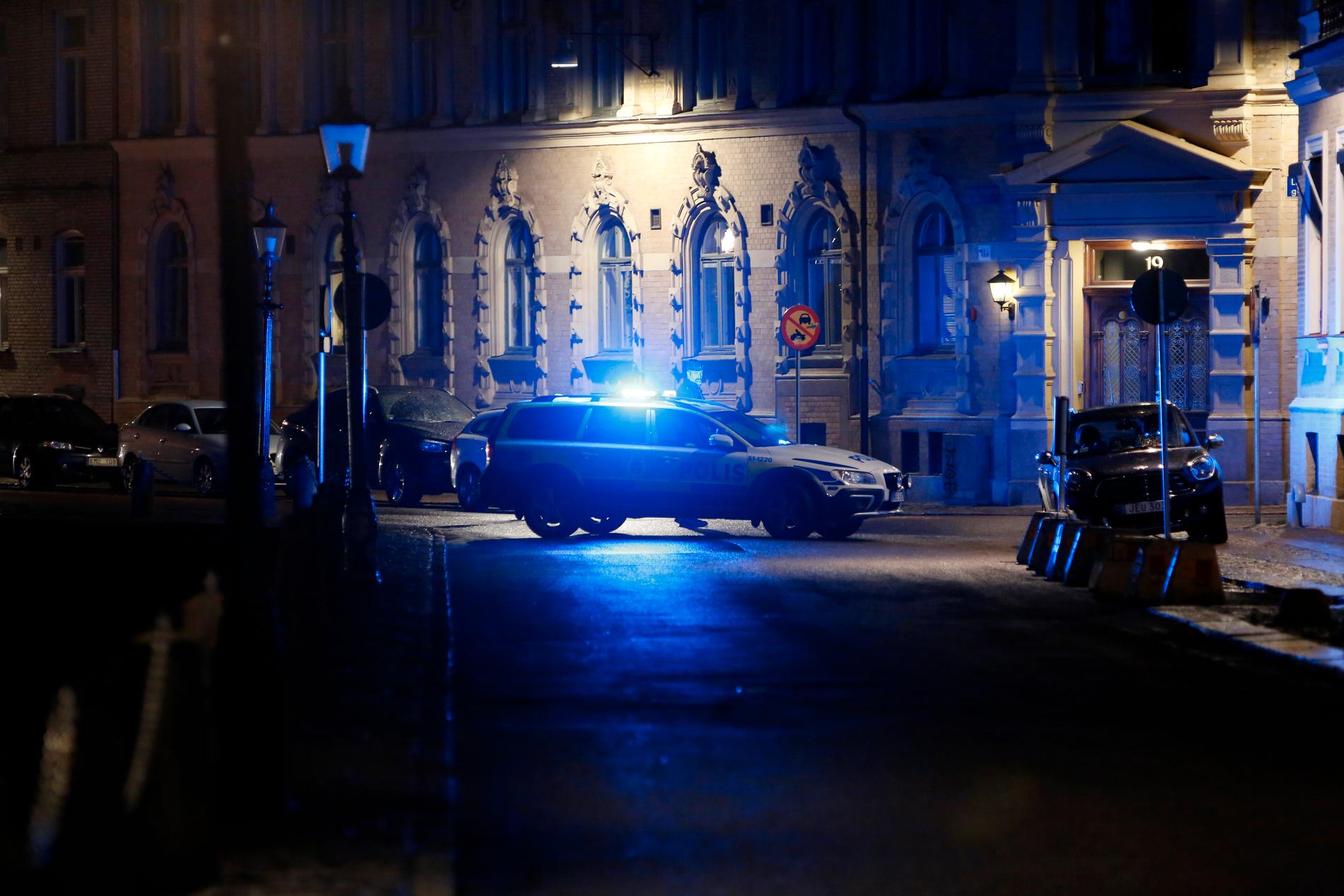 Flera maskerade ungdomar kastade brandbomber mot synagogan i Göteborg i december 2017.