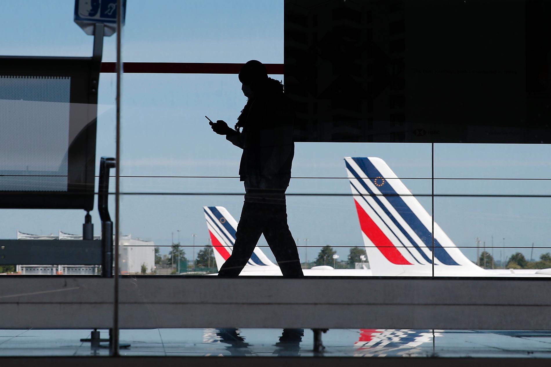 Flygbolaget Air France garanterades stödpaket på villkor att bolaget drar ner på sina inrikesflyg och slopar dem helt på kortare sträckor där tåget finns som alternativ.