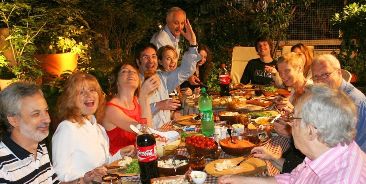 ¡Qué bueno! På en vanlig hemmafest bjuds man på ett halvt kilo grillbiff, fläsk och kyckling plus grillad inälvsmat – det godaste enligt många argentinare.